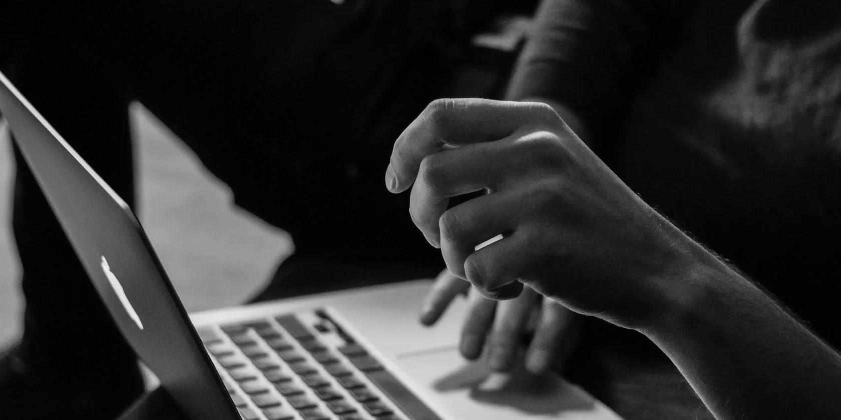 Người dùng laptop tìm kiếm thông tin cá nhân trên Google, minh họa nhu cầu bảo vệ quyền riêng tư trực tuyến.