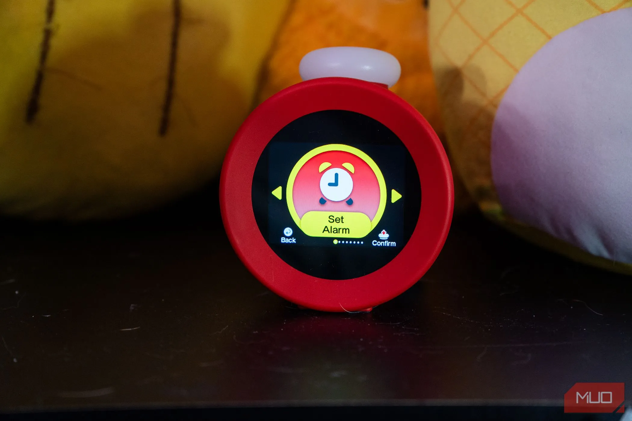 Người dùng thao tác cài đặt báo thức trên đồng hồ Nintendo Alarmo, nhấn nút để hoàn tất thiết lập ban đầu.