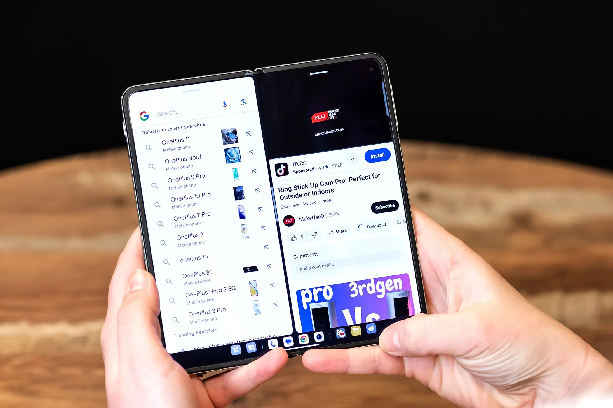 Người dùng thao tác đa nhiệm trên OnePlus Open với chế độ chia đôi màn hình, minh họa hiệu suất công việc trên điện thoại gập