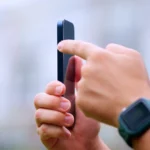 Người dùng thao tác với Nút Tác Vụ (Action Button) trên iPhone 15 Pro, minh họa các tính năng cao cấp không thường xuyên được sử dụng