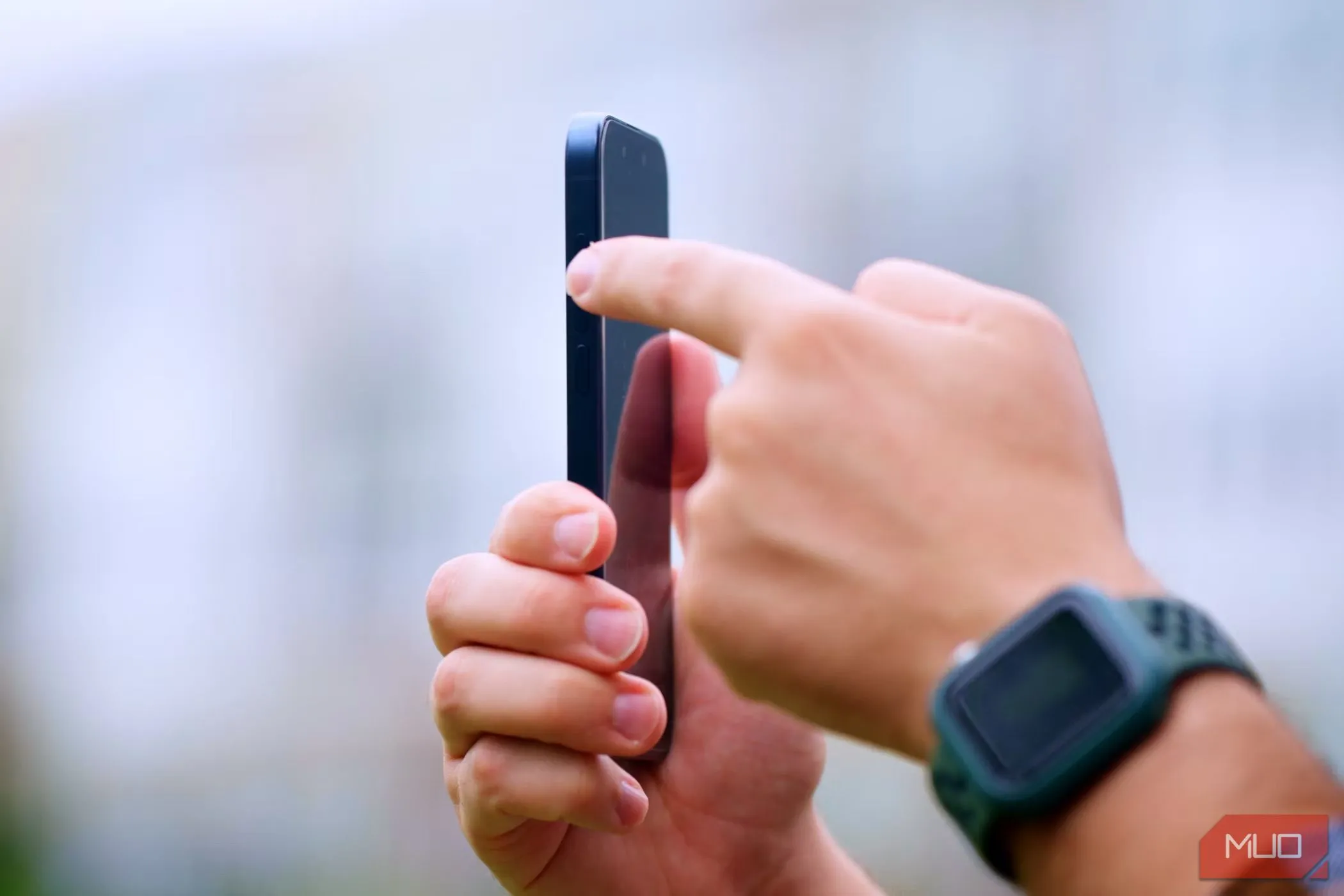 Người dùng thao tác với Nút Tác Vụ (Action Button) trên iPhone 15 Pro, minh họa các tính năng cao cấp không thường xuyên được sử dụng