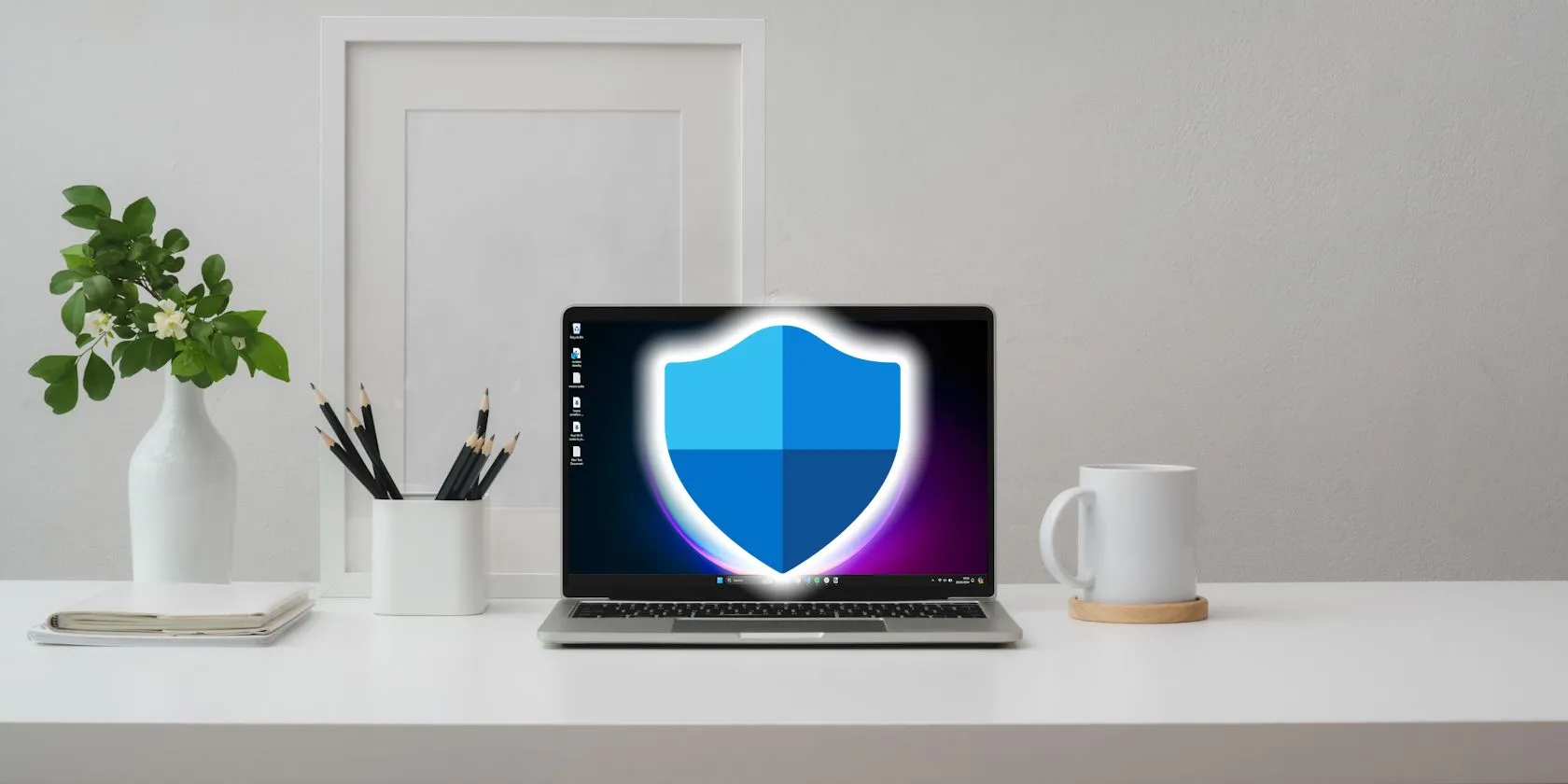 Người dùng xem biểu tượng Windows Security trên màn hình laptop