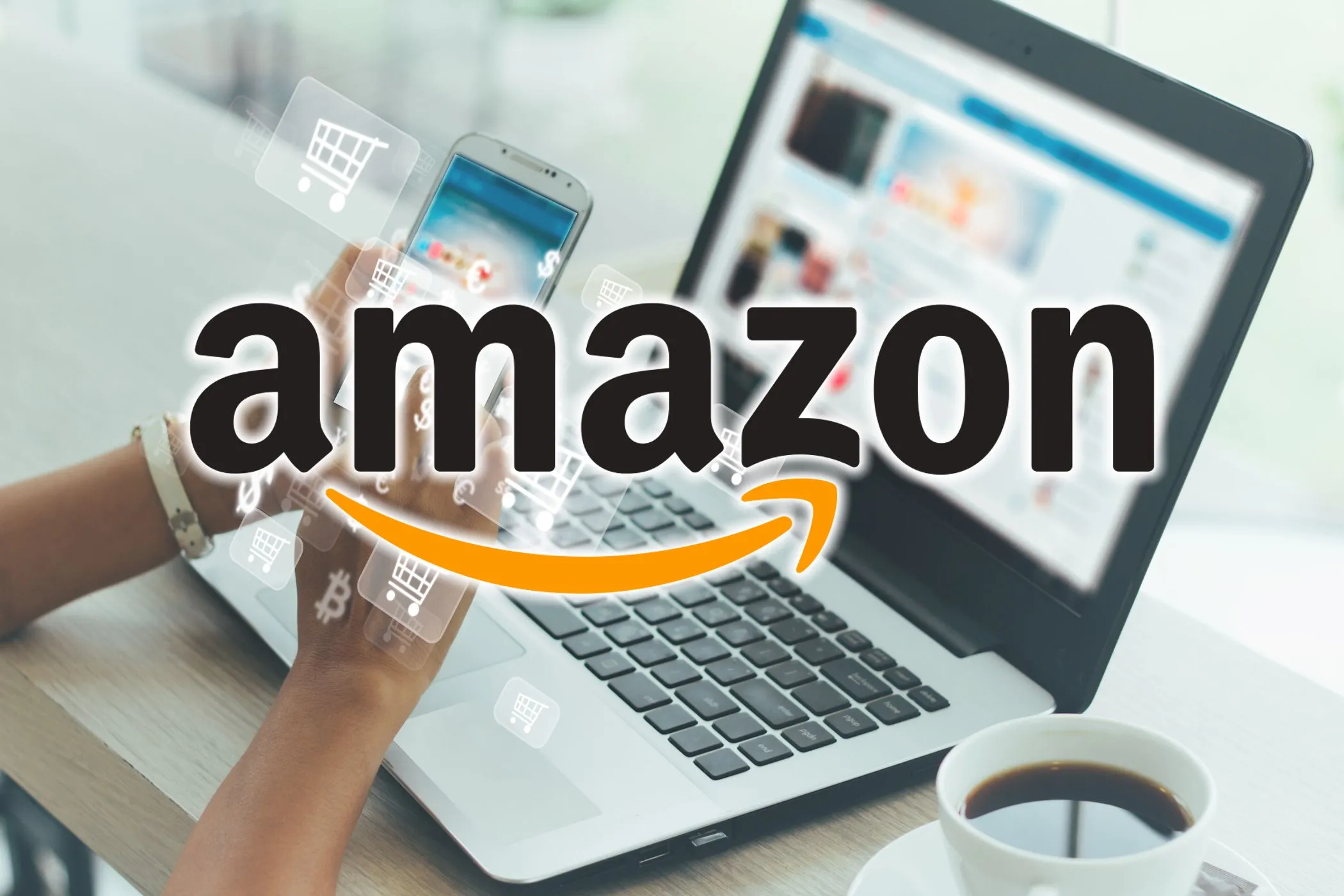 Người phụ nữ đang mua sắm trên laptop với logo Amazon, biểu tượng của một tập đoàn công nghệ thu thập thông tin mua sắm và dữ liệu cá nhân phong phú.