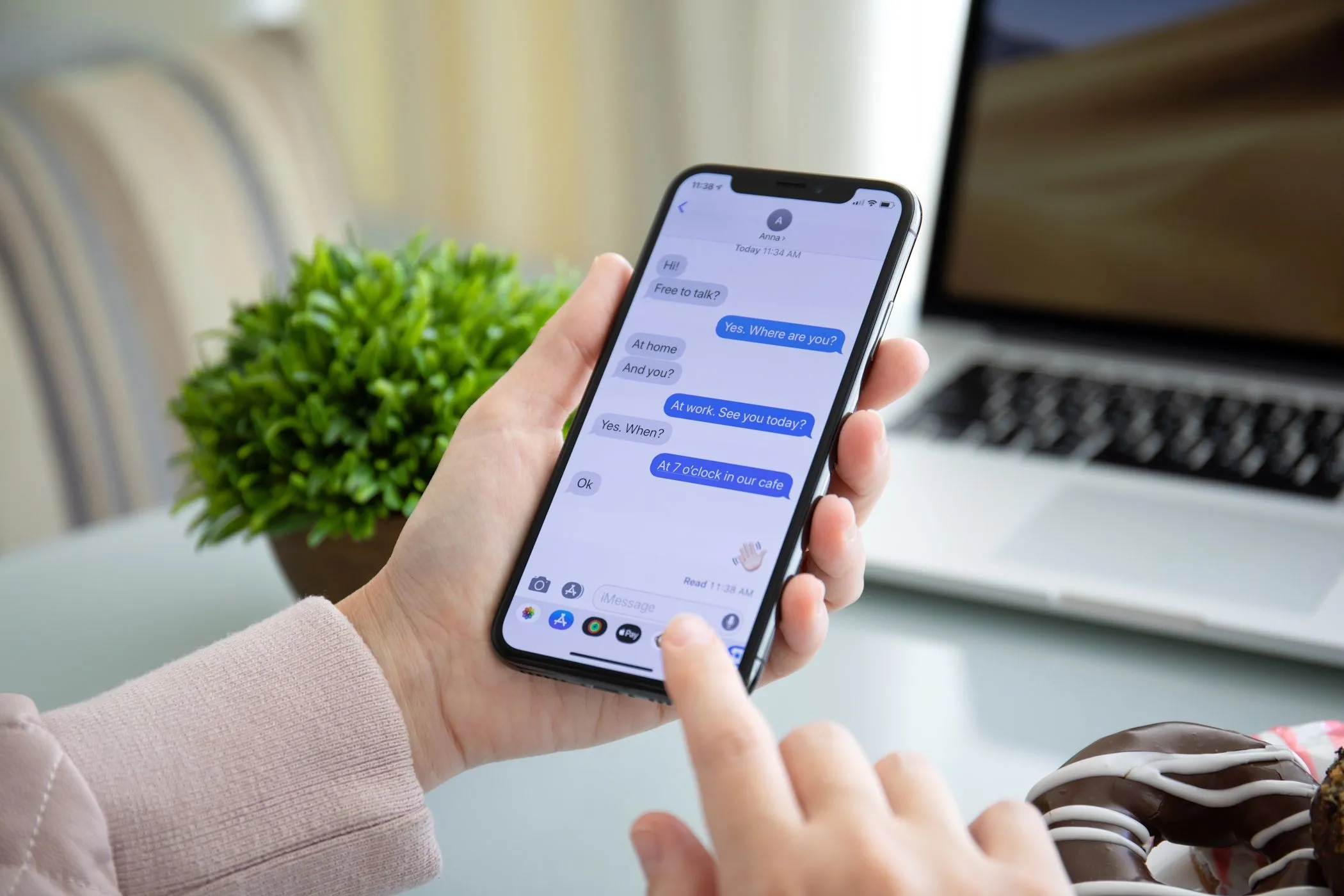 Người phụ nữ đang sử dụng ứng dụng nhắn tin iMessage trên iPhone