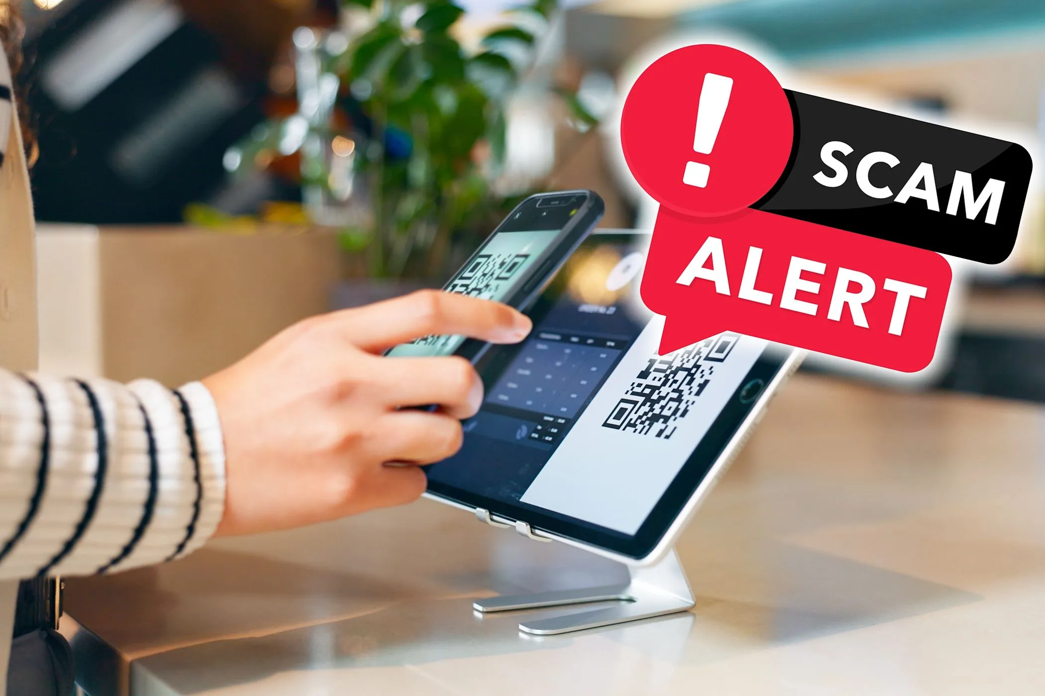 Người phụ nữ quét mã QR độc hại trên máy quét, minh họa lừa đảo eSIM qua mã QR.