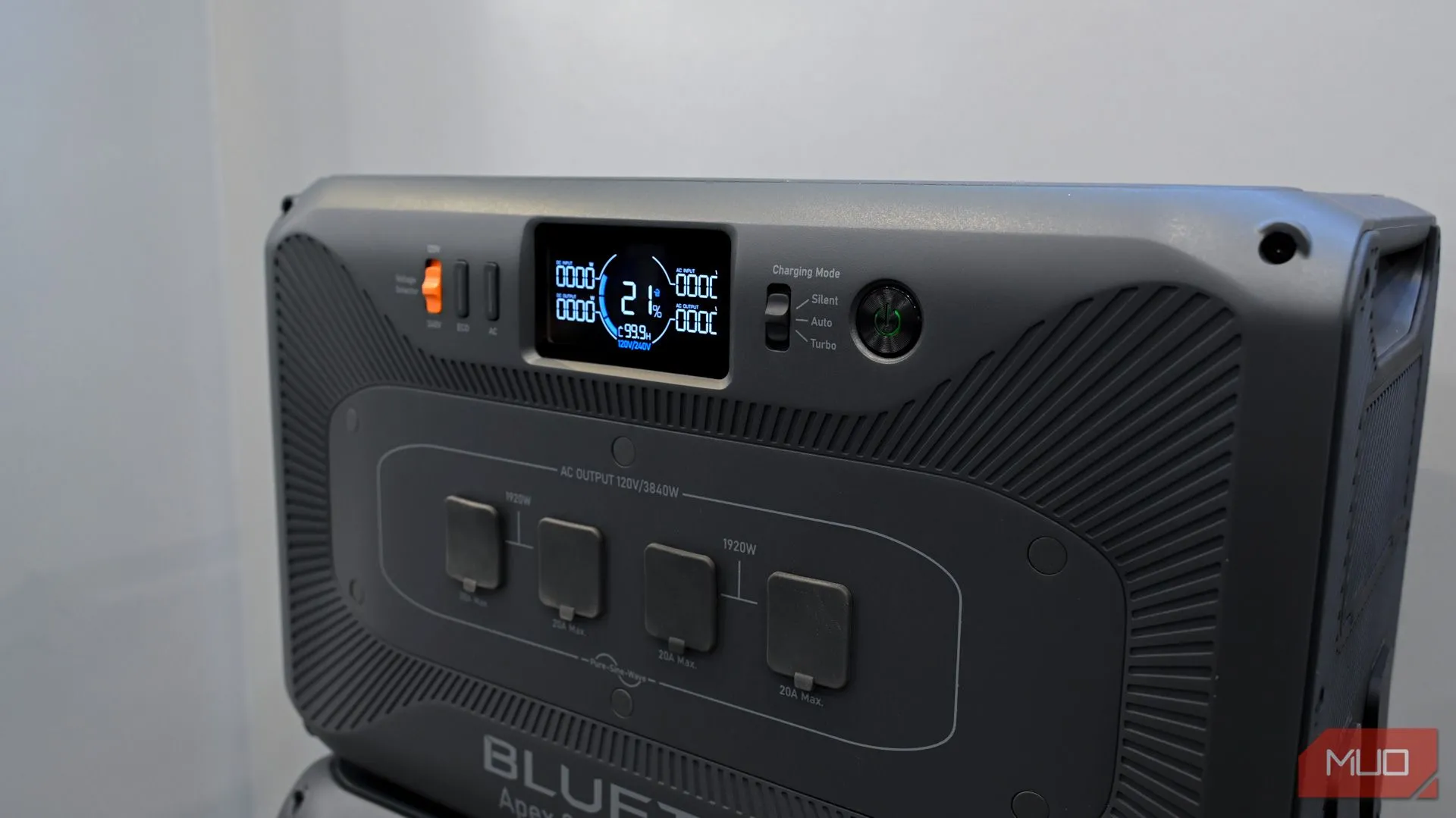 Nguồn điện di động Bluetti Apex 300 với thiết kế hiện đại, sẵn sàng cung cấp năng lượng dự phòng.