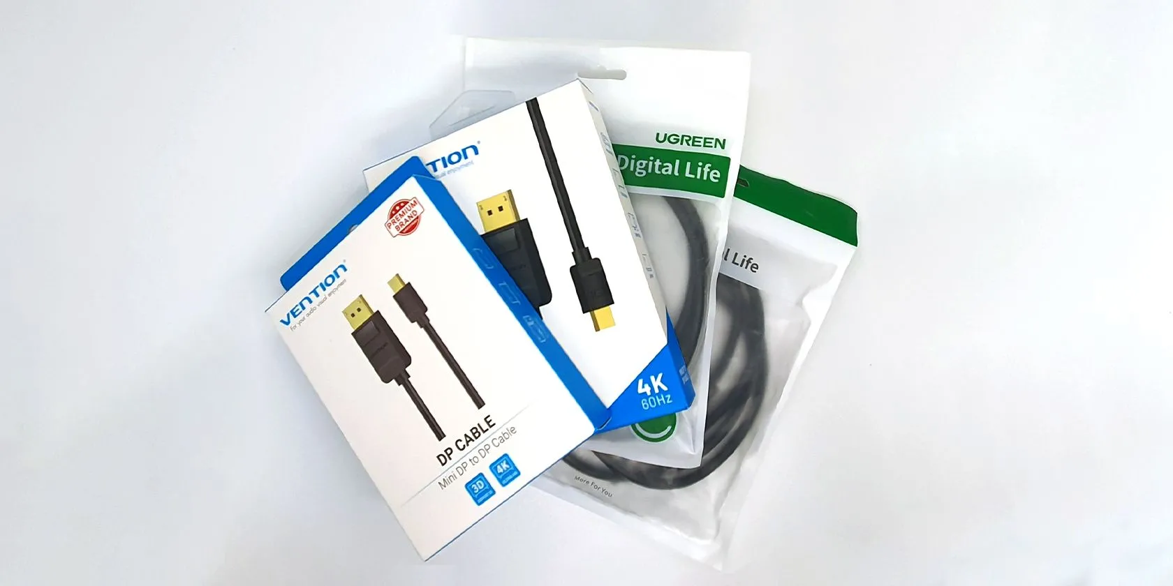 Nhiều cáp DisplayPort được đóng gói trong hộp và túi, tượng trưng cho sự cần thiết phải kiểm tra chứng nhận VESA và thông số kỹ thuật rõ ràng khi mua cáp mới, đảm bảo cáp hỗ trợ đầy đủ độ phân giải và tần số quét cao cho màn hình và TV.