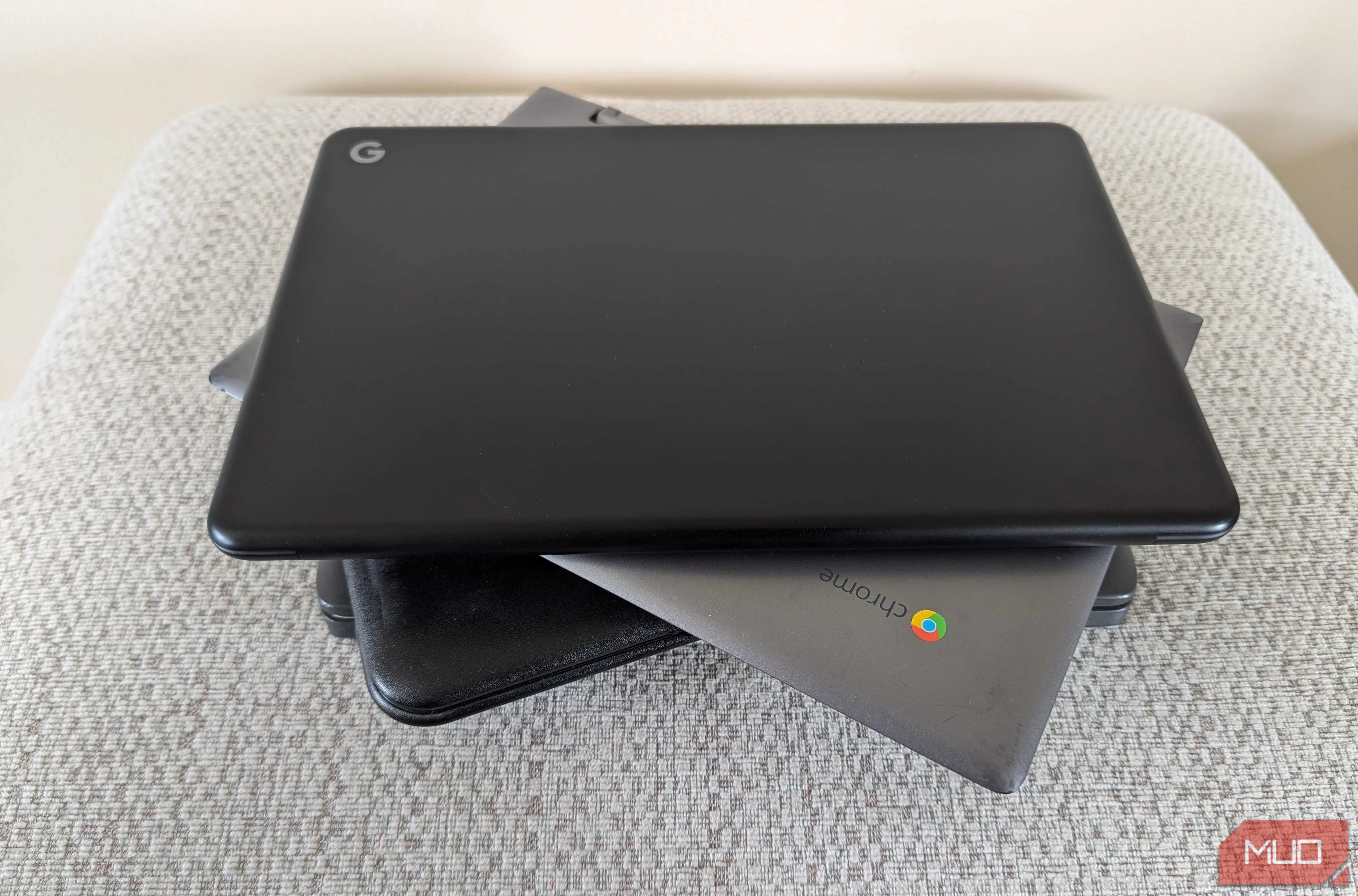 Nhiều chiếc Chromebook xếp chồng lên nhau, minh họa thiết kế nhỏ gọn và dễ mang theo khi di chuyển.