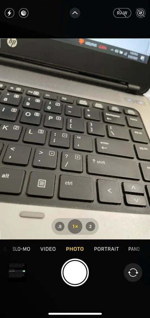 Nút RAW trong ứng dụng Camera iPhone để kích hoạt chế độ ProRAW