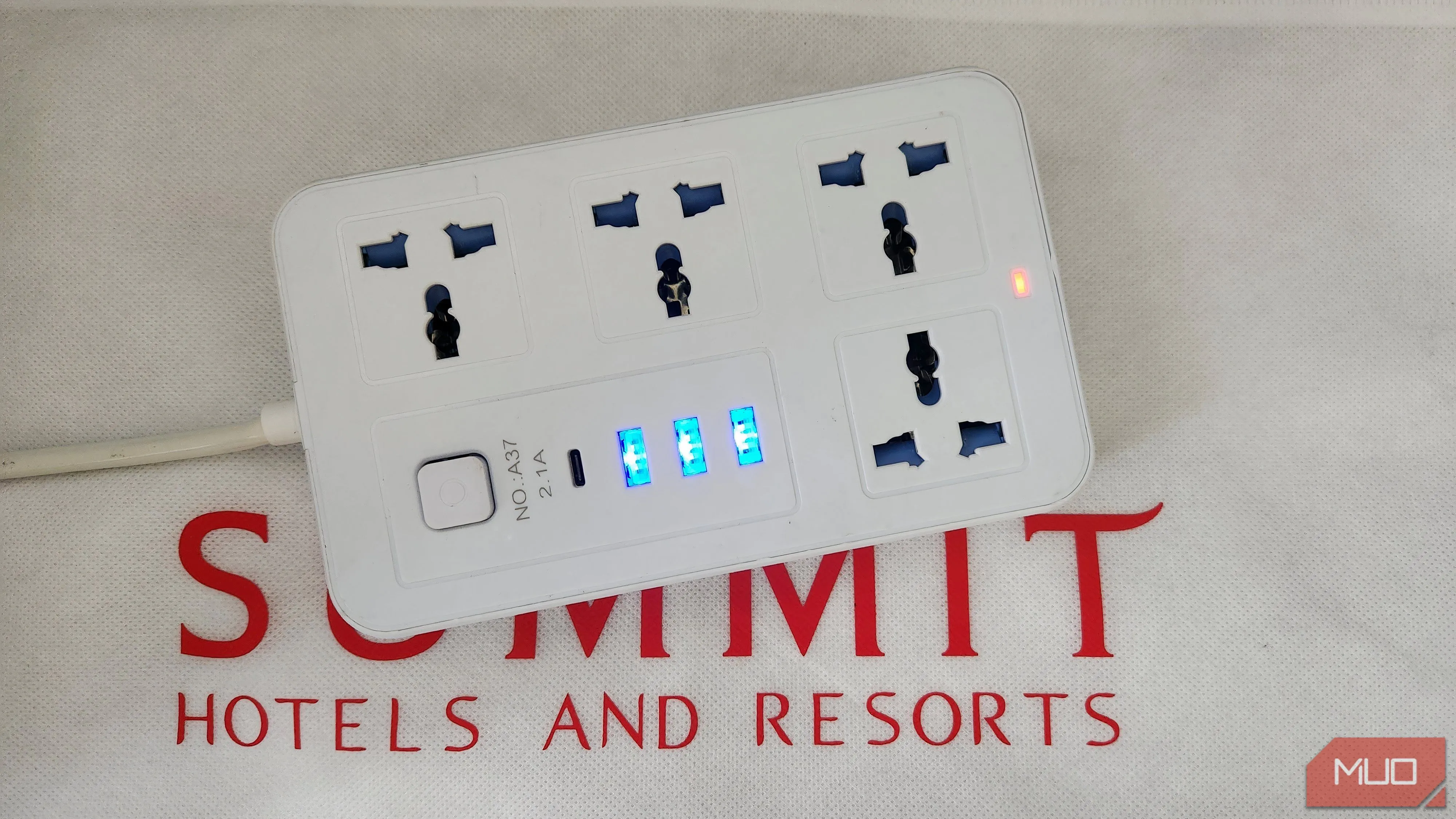 Ổ cắm điện đa năng kèm cổng USB cho du lịch