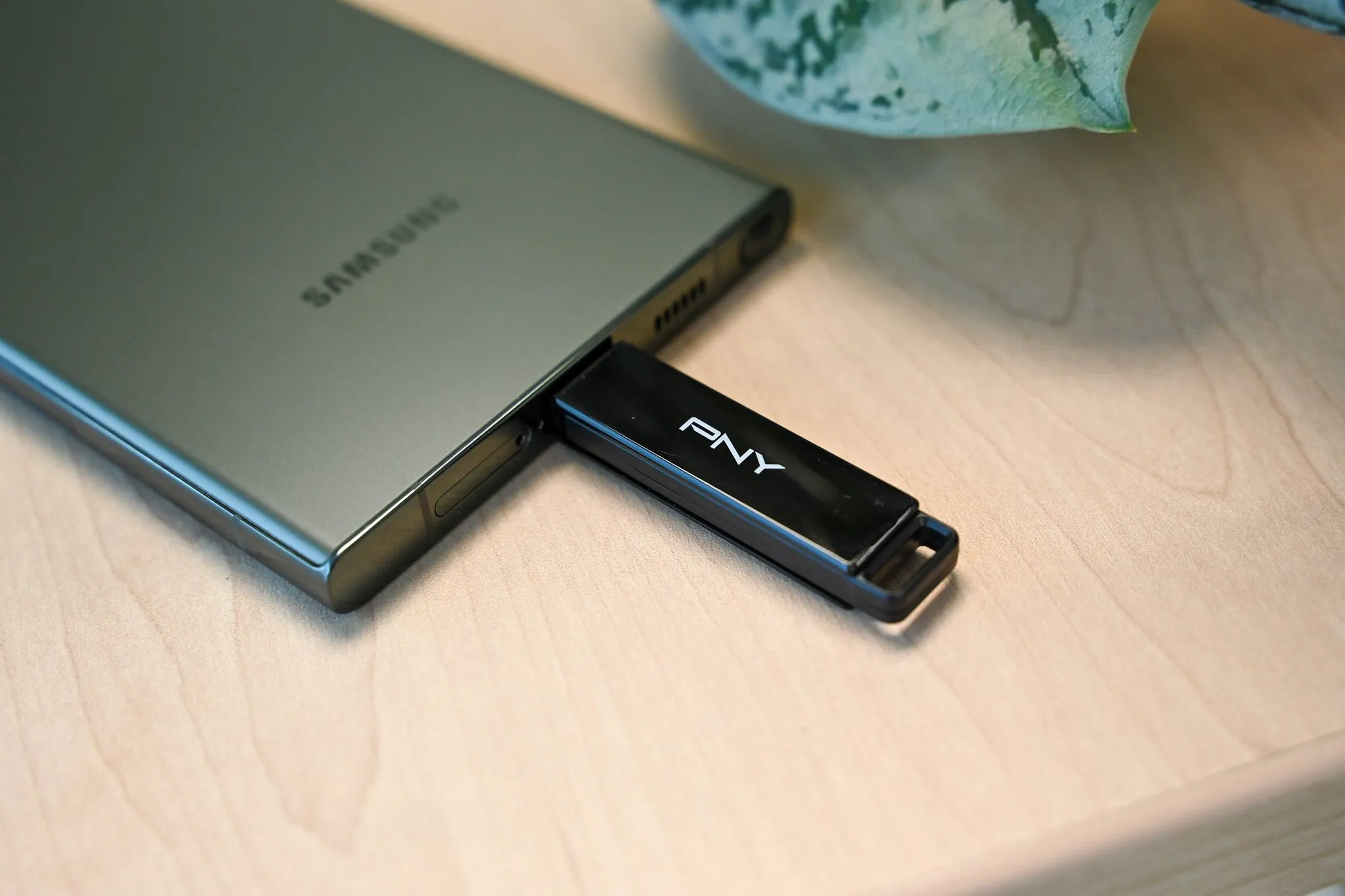 Ổ đĩa flash USB-C được cắm vào điện thoại Samsung