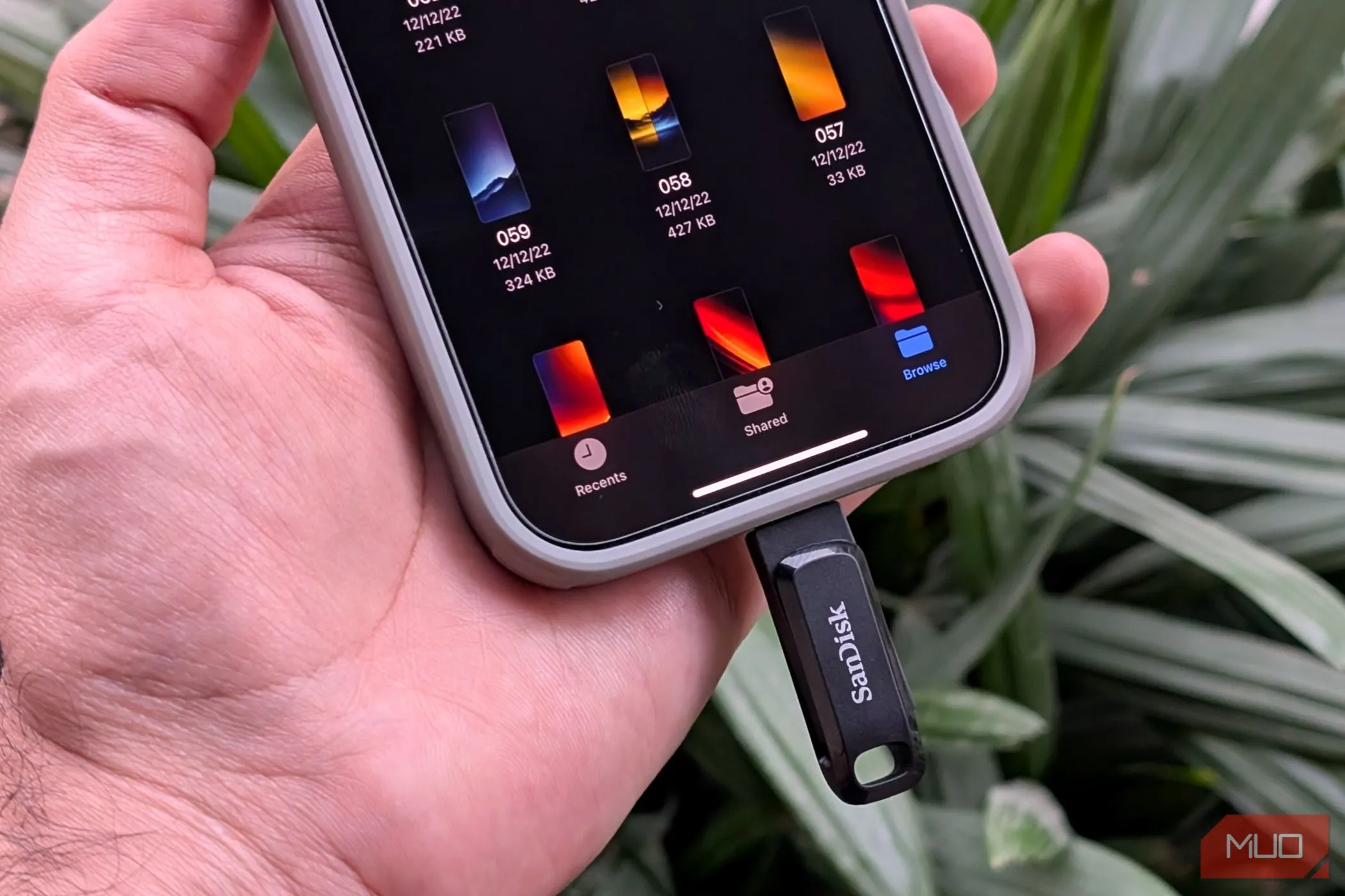Ổ đĩa flash USB-C kết nối với iPhone qua cổng sạc