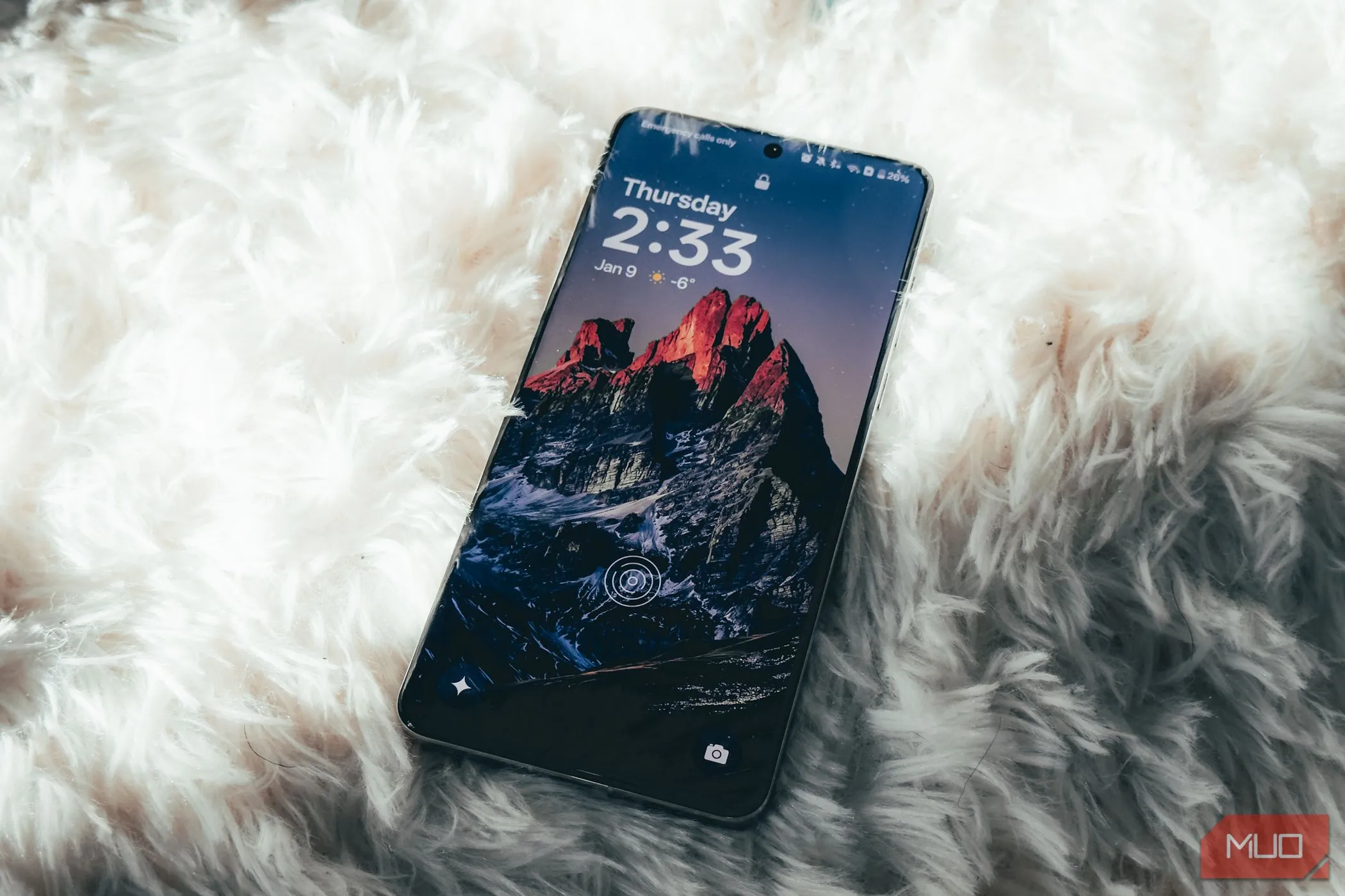 OnePlus 13 đang hoạt động với màn hình bật sáng, đặt nghiêng trên thảm, thể hiện khả năng hoạt động lâu dài nhờ pin dung lượng lớn