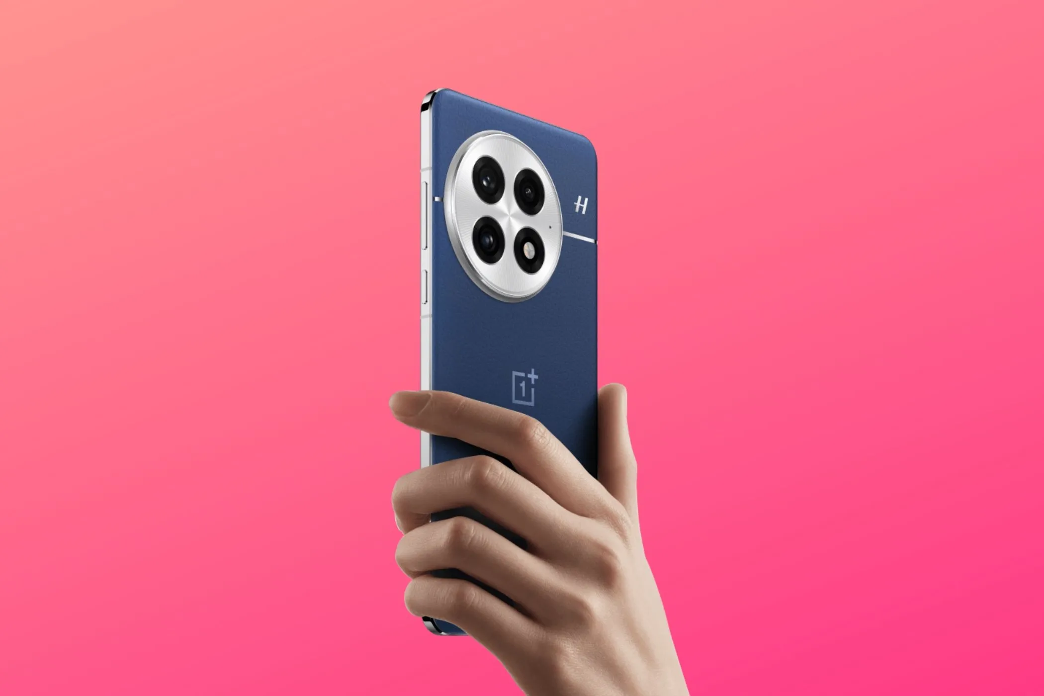 OnePlus 13 với thiết kế màn hình phẳng và khung viền tinh tế