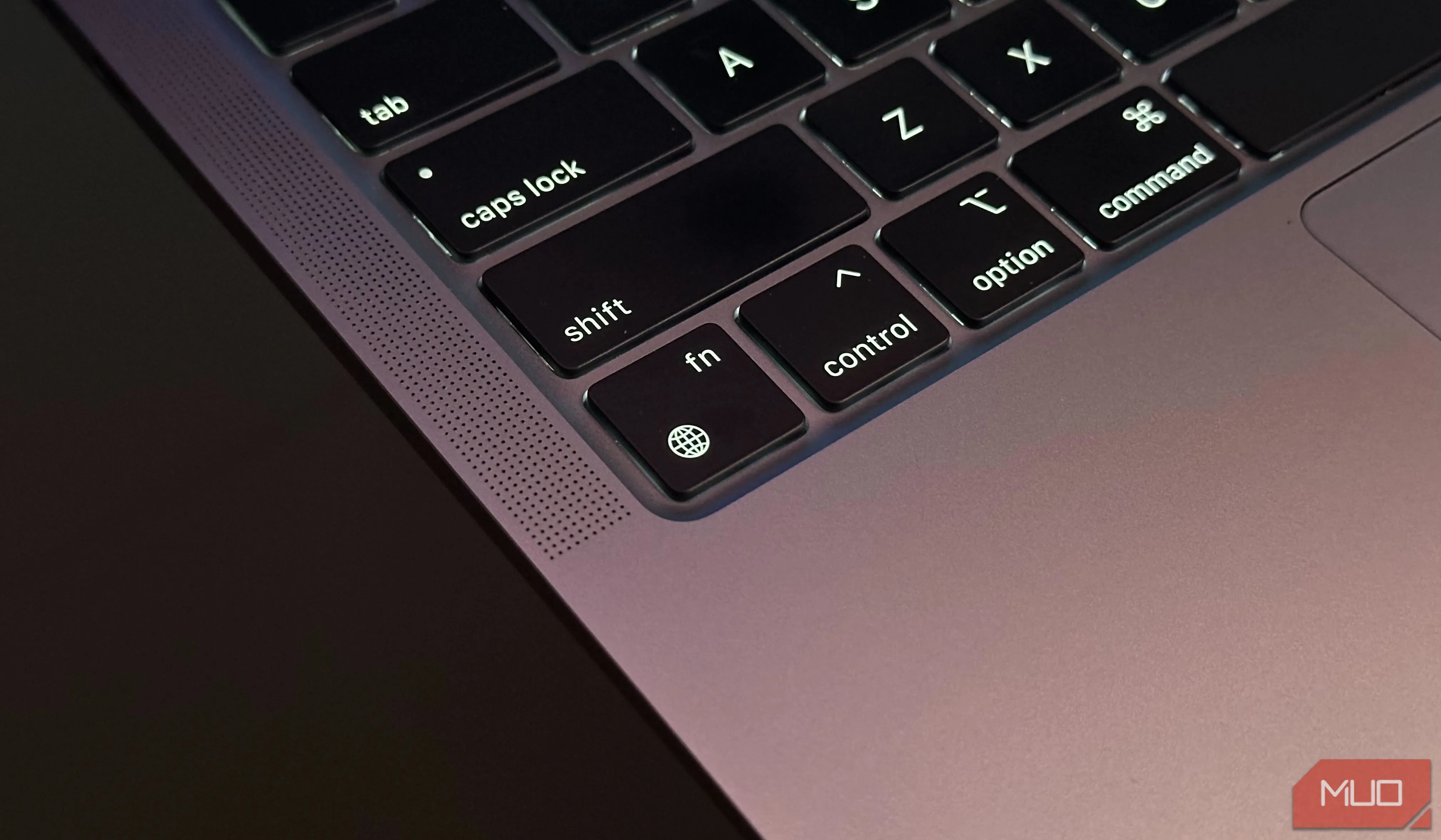 Phím chức năng hoặc phím hình quả địa cầu trên bàn phím MacBook, biểu tượng cho chất lượng trải nghiệm gõ phím
