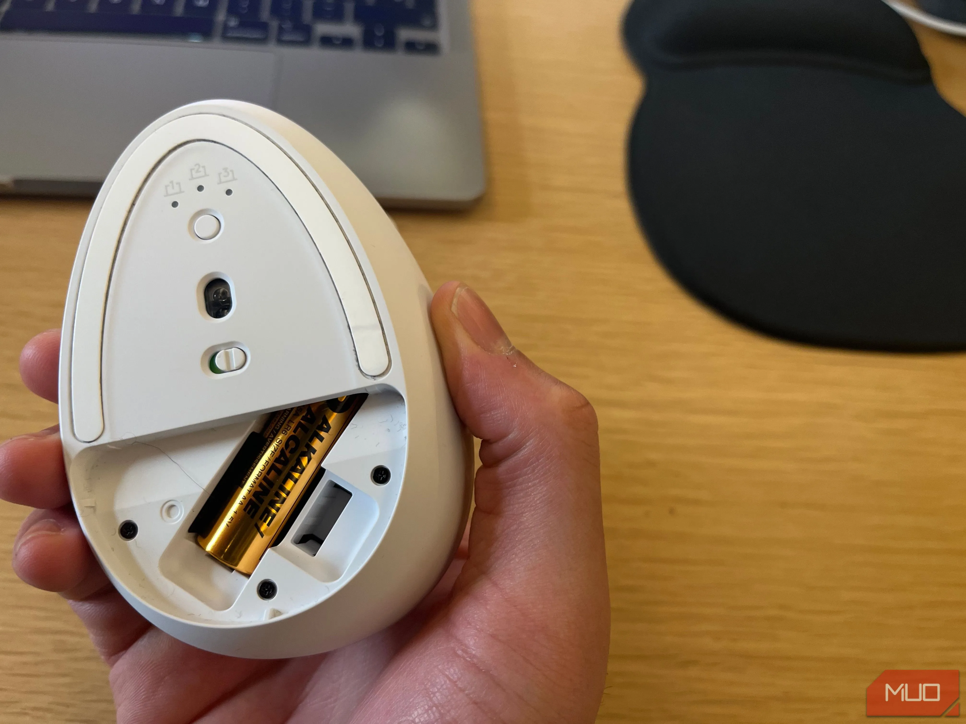 Pin AA có thể thay thế bên trong chuột không dây, một yếu tố cần cân nhắc khi lựa chọn