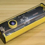 Pin sạc dự phòng Alston, minh họa thiết kế bên ngoài và các cổng kết nối USB.
