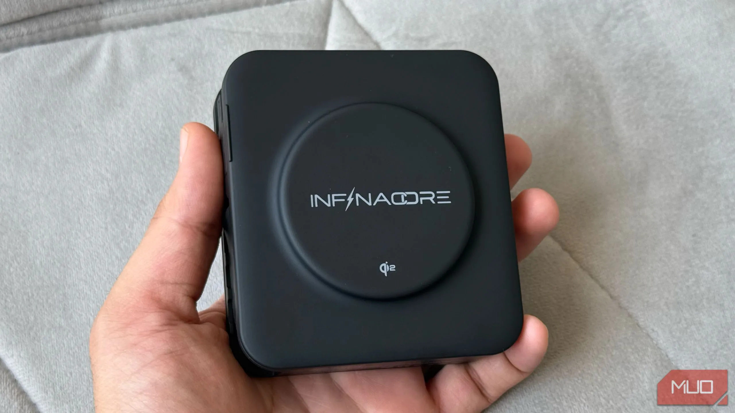 Pin sạc InfinaCore P3 Pro cầm tay hiển thị mặt sạc không dây Qi2