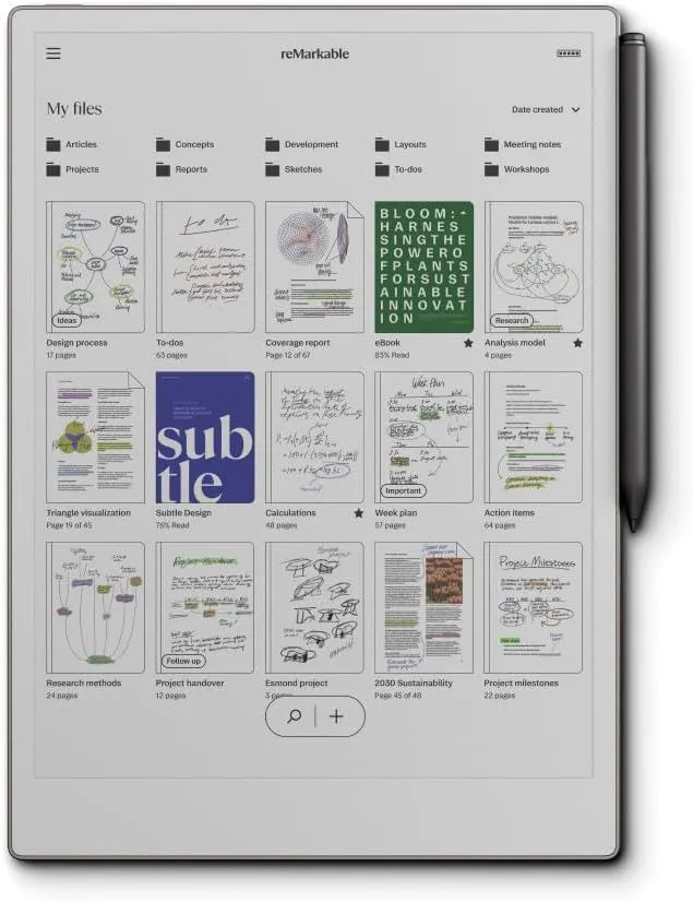 reMarkable Paper Pro màu bạc, thiết kế tối giản đặt trên mặt phẳng, màn hình hiển thị nội dung cơ bản, mặt trước của thiết bị.