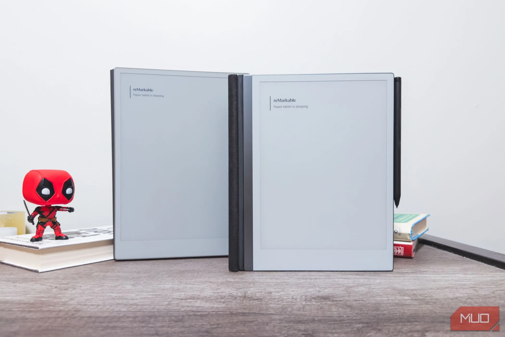 reMarkable Paper Pro và reMarkable 2 đang ở chế độ chờ, đặt cạnh nhau trên bàn, thể hiện sự khác biệt tinh tế trong thiết kế và kích thước của hai thế hệ.