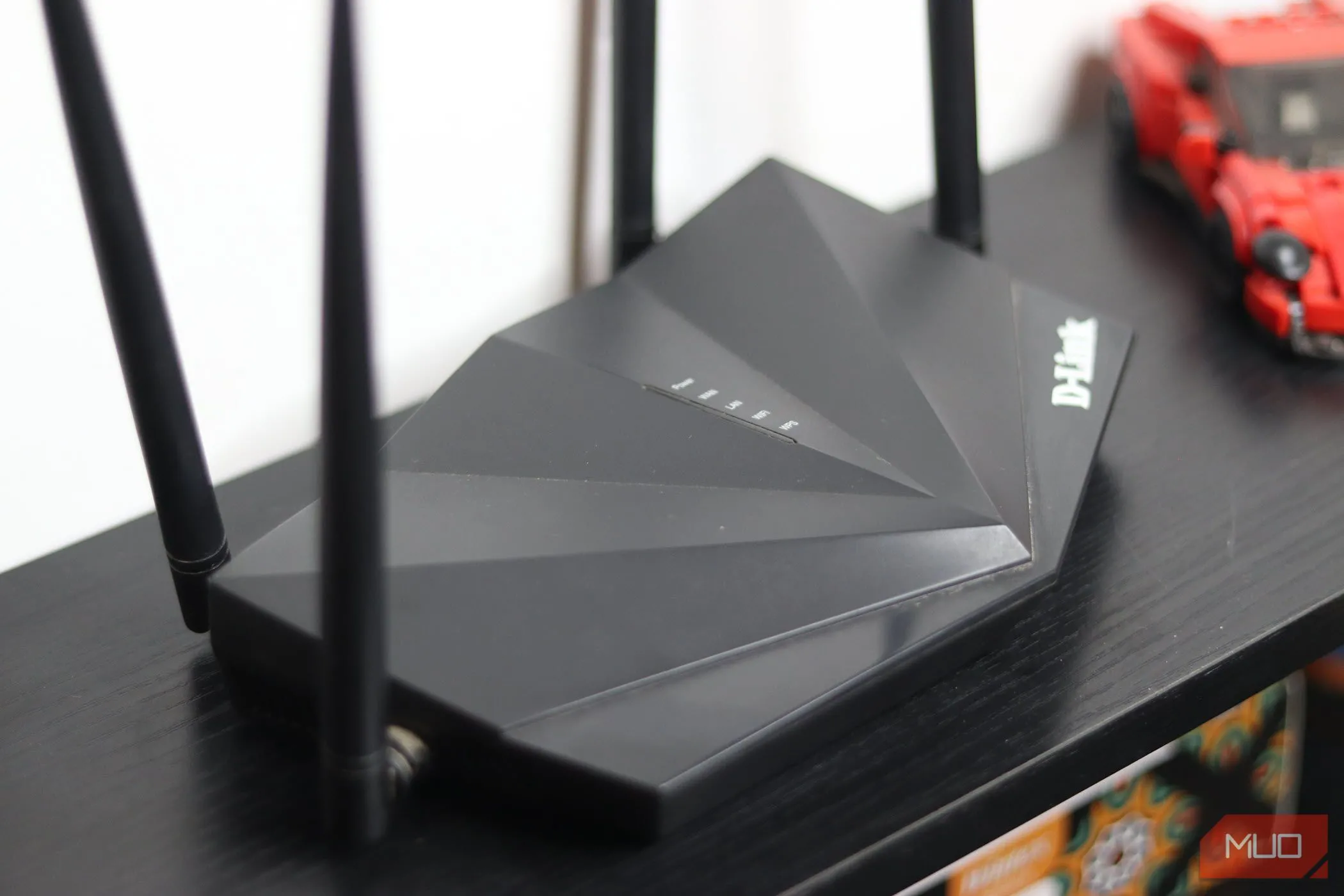 Router Wi-Fi cũ với nhiều ăng-ten