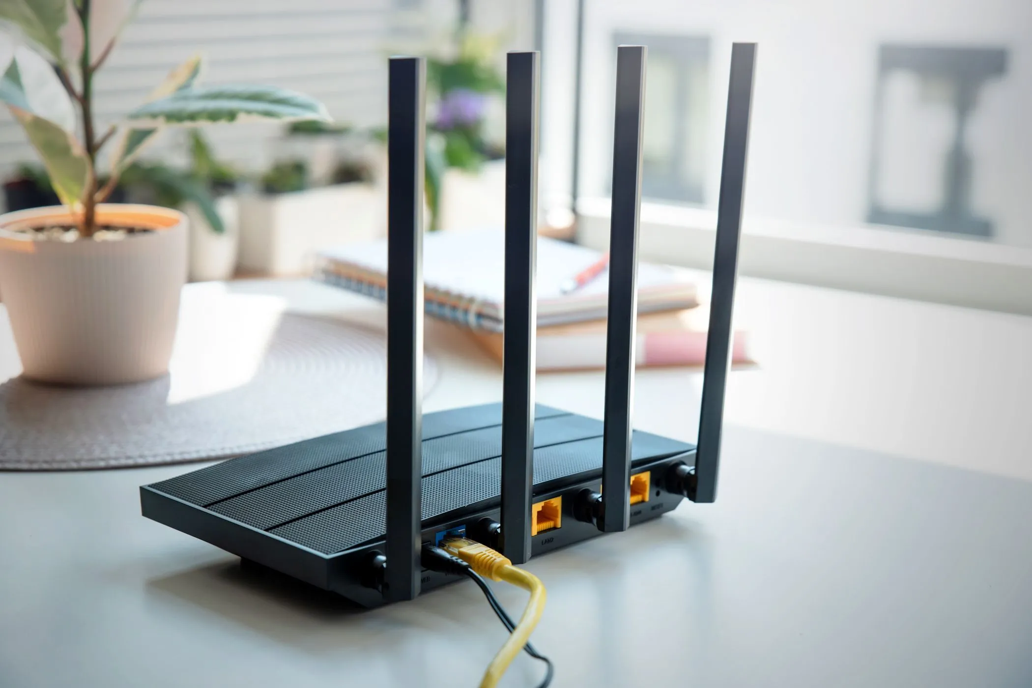 Router Wi-Fi hiện đại với bốn ăng-ten