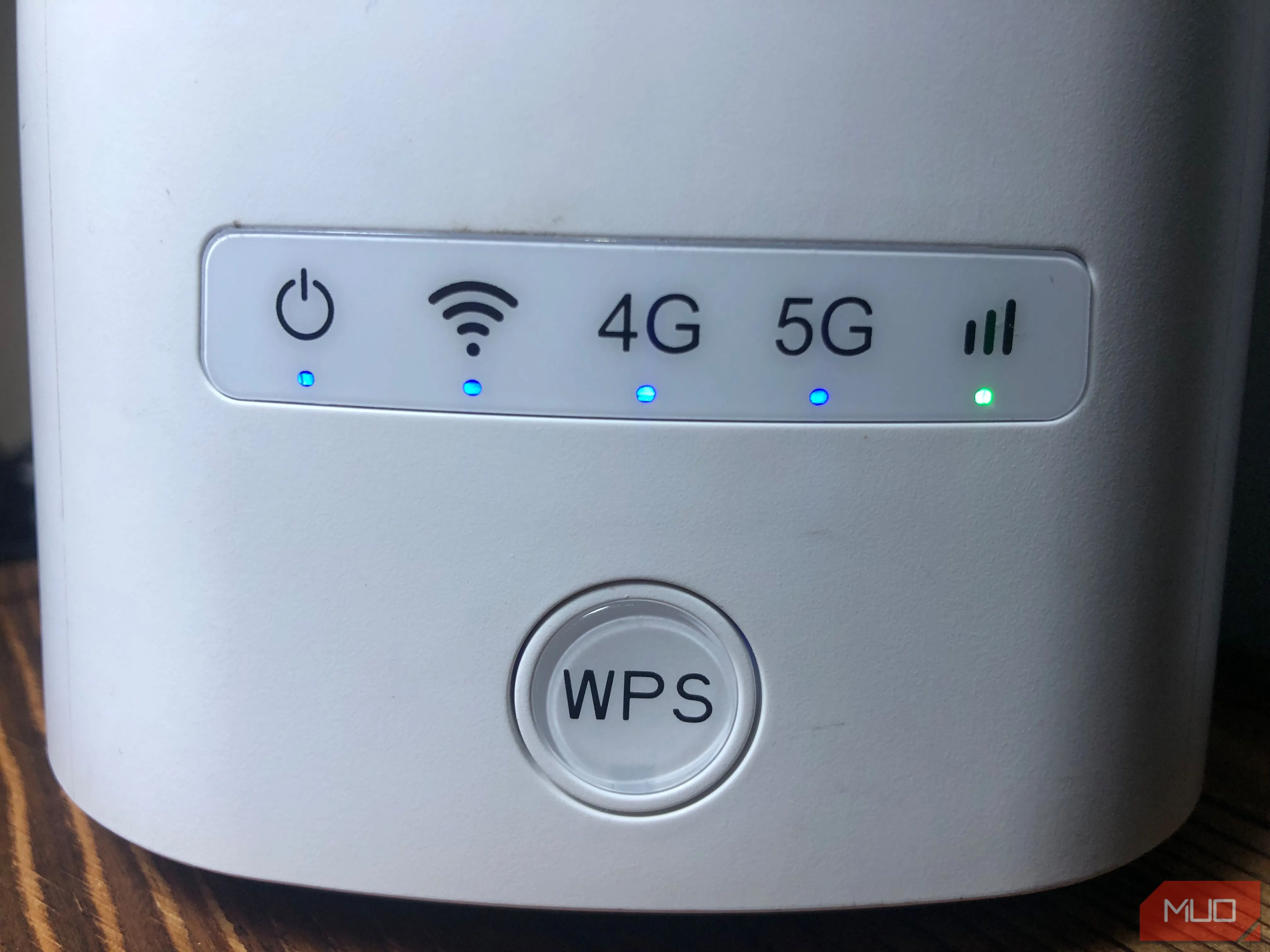 Router Wi-Fi màu trắng với nút WPS tròn lớn ở mặt trước