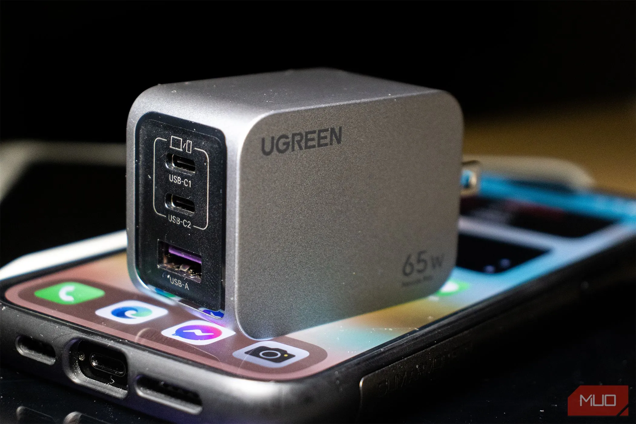 Sạc Ugreen Nexode Pro 65W đang sạc cho iPhone 14 Pro Max