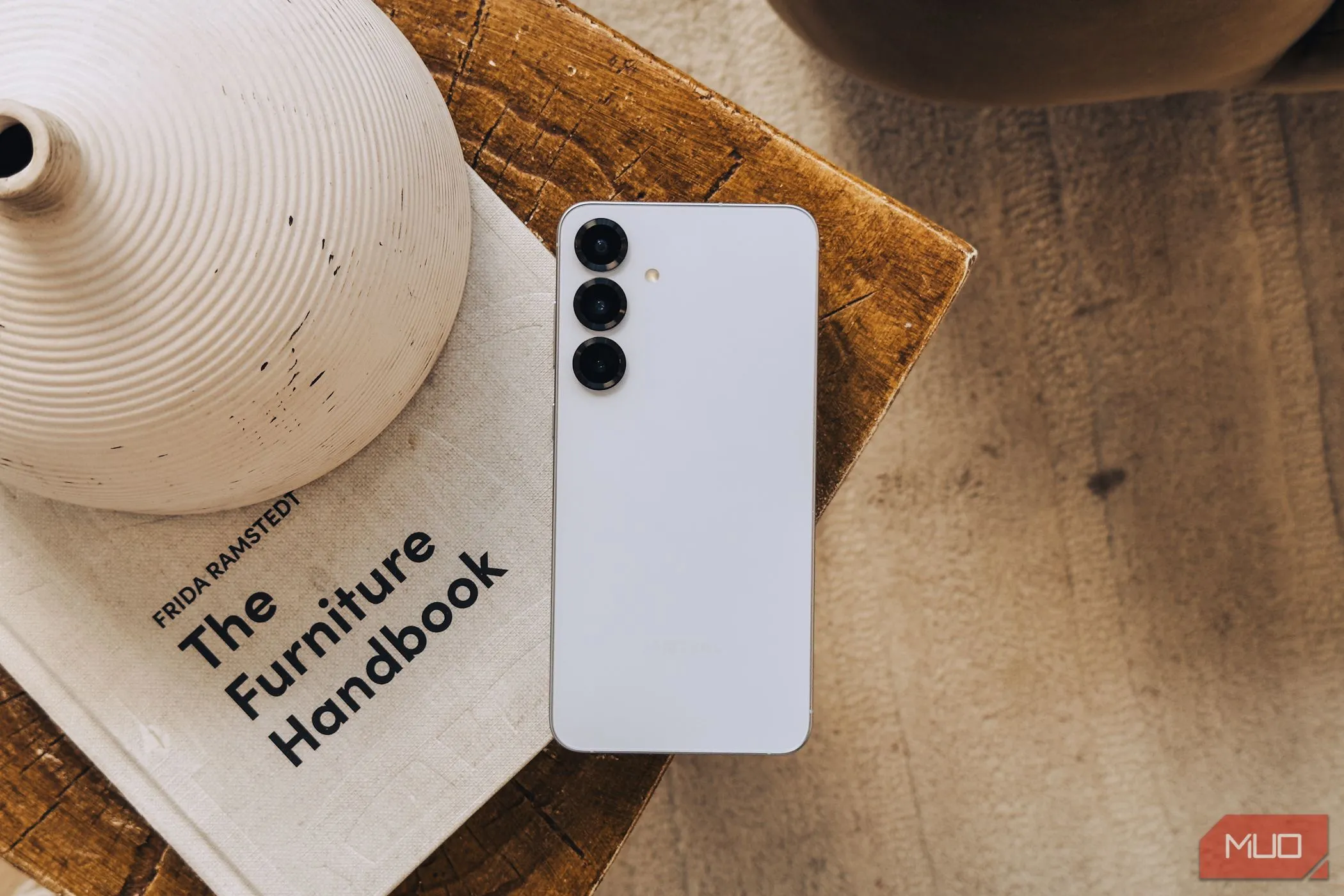 Samsung Galaxy S25 màu bạc đặt trên sách trắng