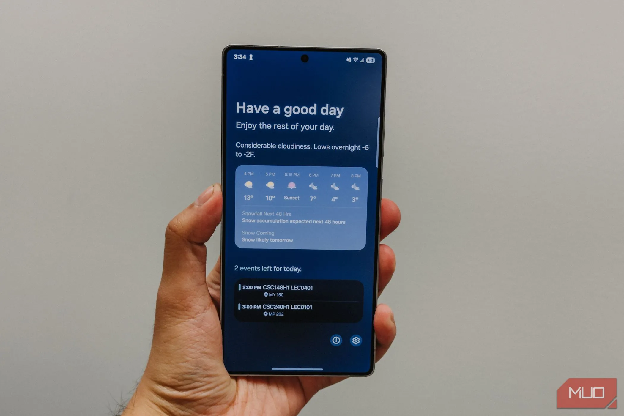 Samsung Galaxy S25 Ultra hiển thị Now Briefing trên tay người dùng