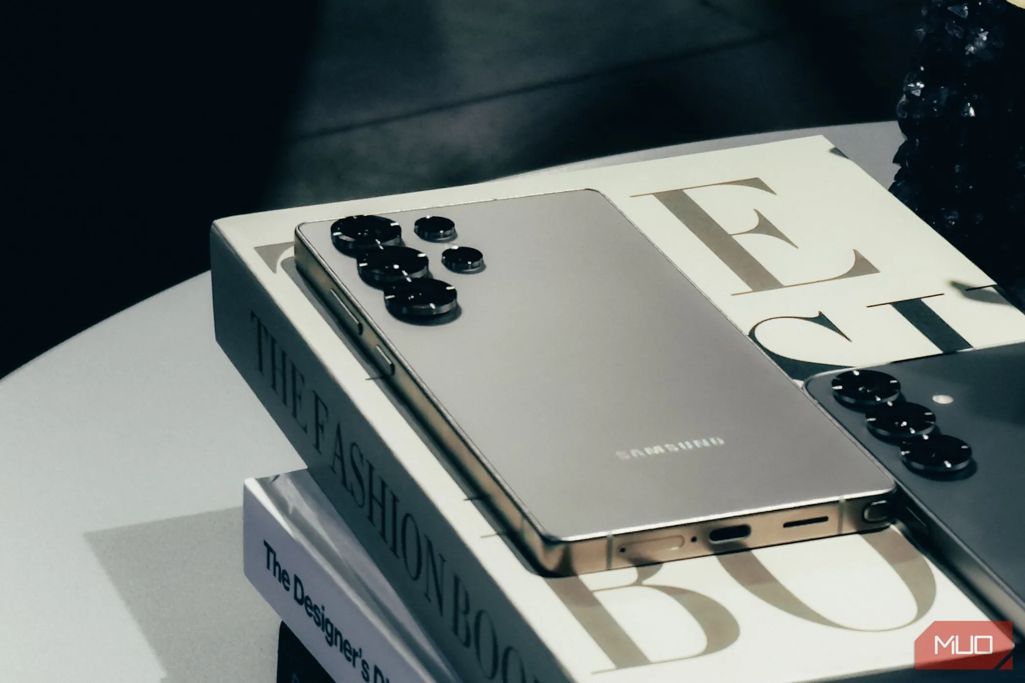 Samsung Galaxy S25 Ultra màu bạc đặt nghiêng trên một cuốn sách