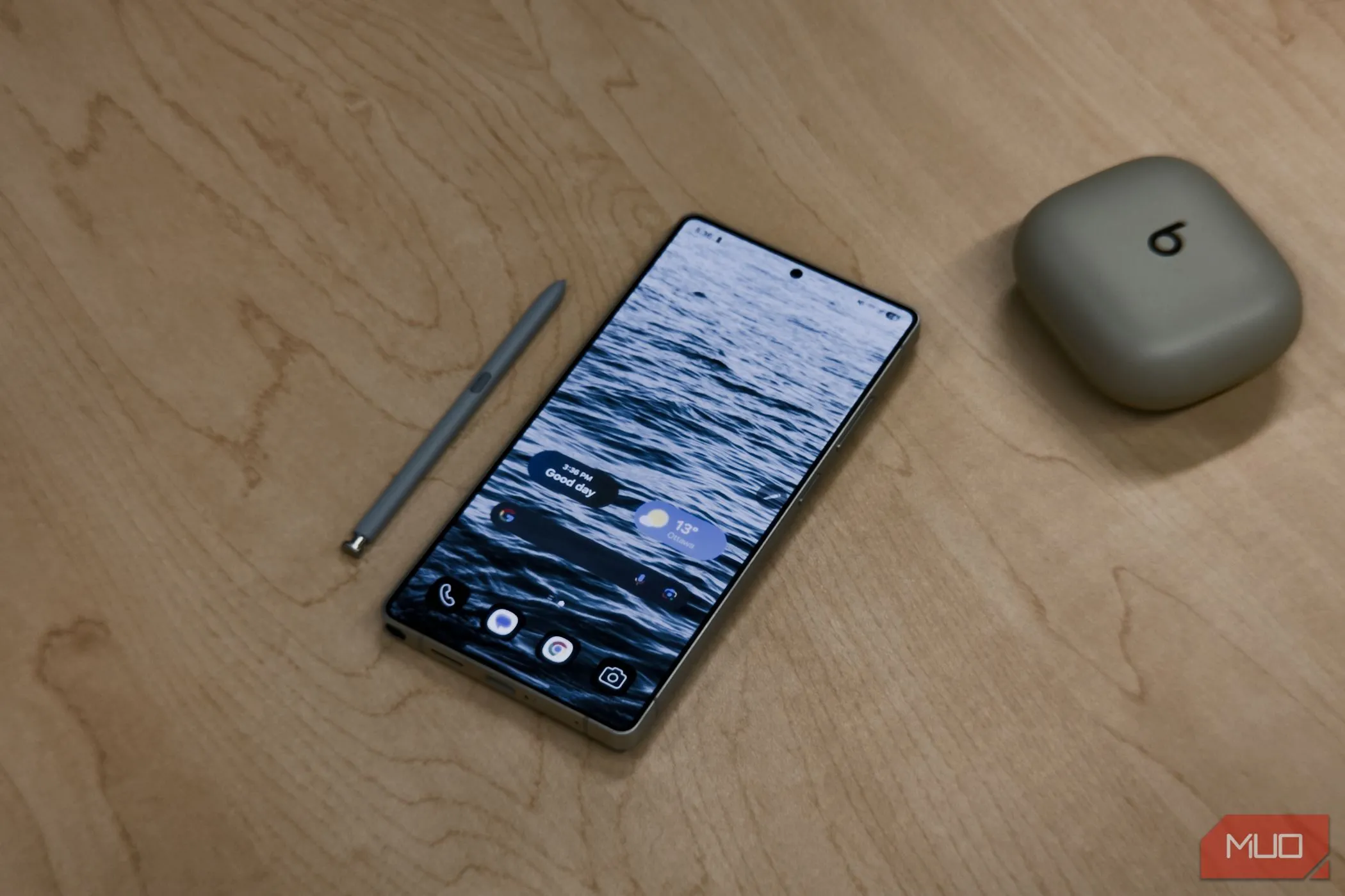 Samsung Galaxy S25 Ultra màu đen đặt trên bàn gỗ với bút S-Pen rút ra