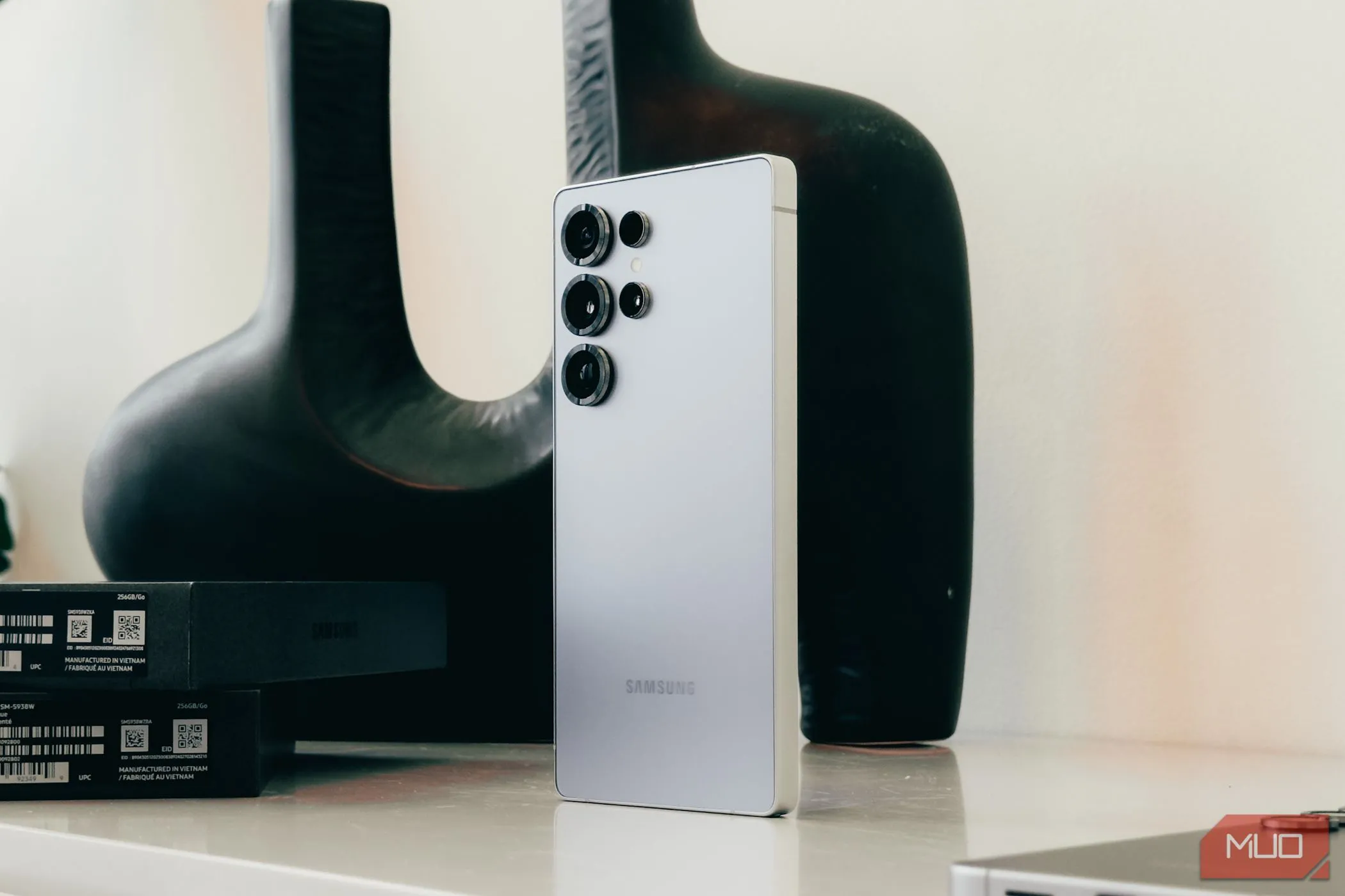 Samsung Galaxy S25 Ultra màu trắng bạc đặt trên kệ đá trắng