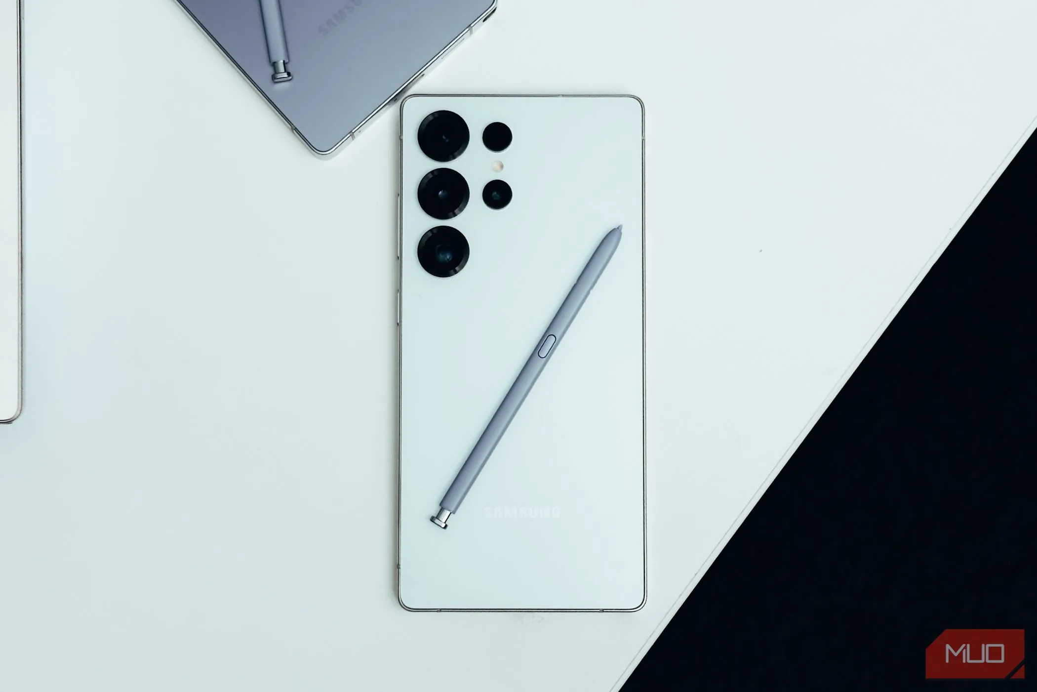 Samsung Galaxy S25 Ultra màu trắng đặt trên bàn trắng