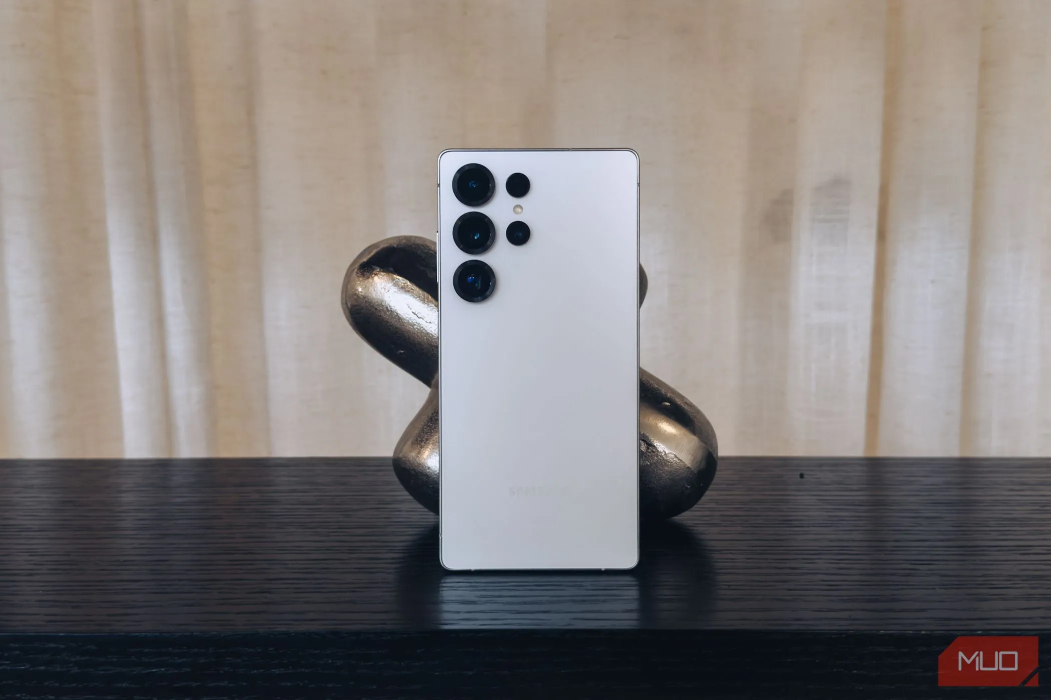 Samsung Galaxy S25 Ultra màu trắng đặt trước kệ sách đen