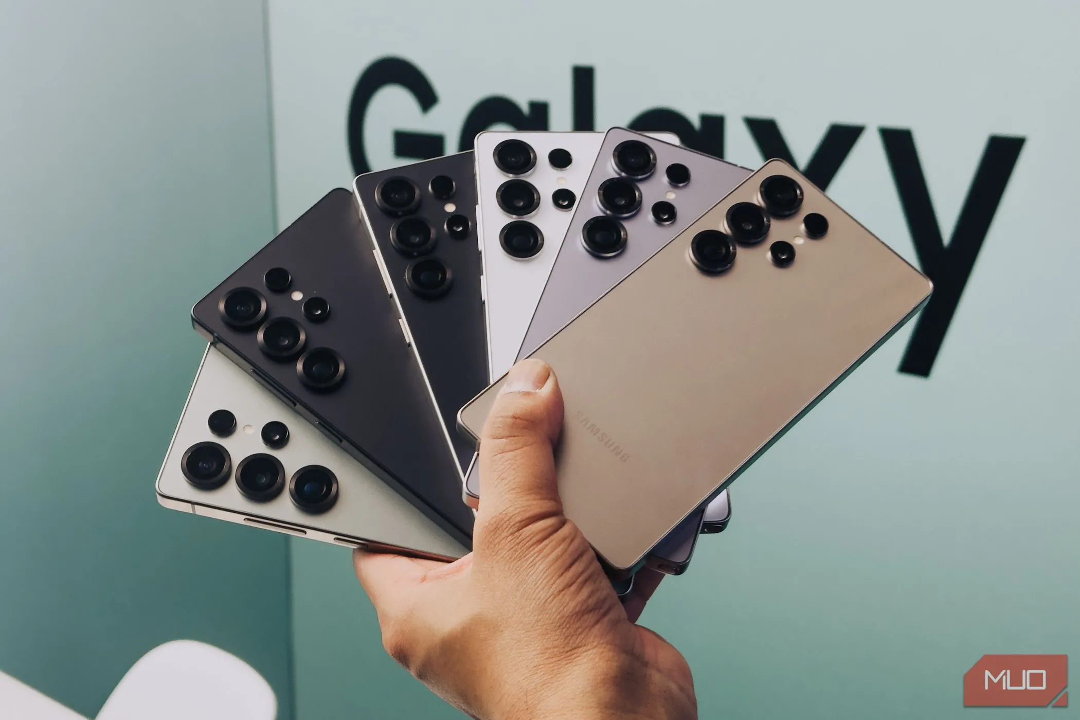 Samsung Galaxy S25 Ultra với nhiều màu sắc khác nhau trên tay người dùng