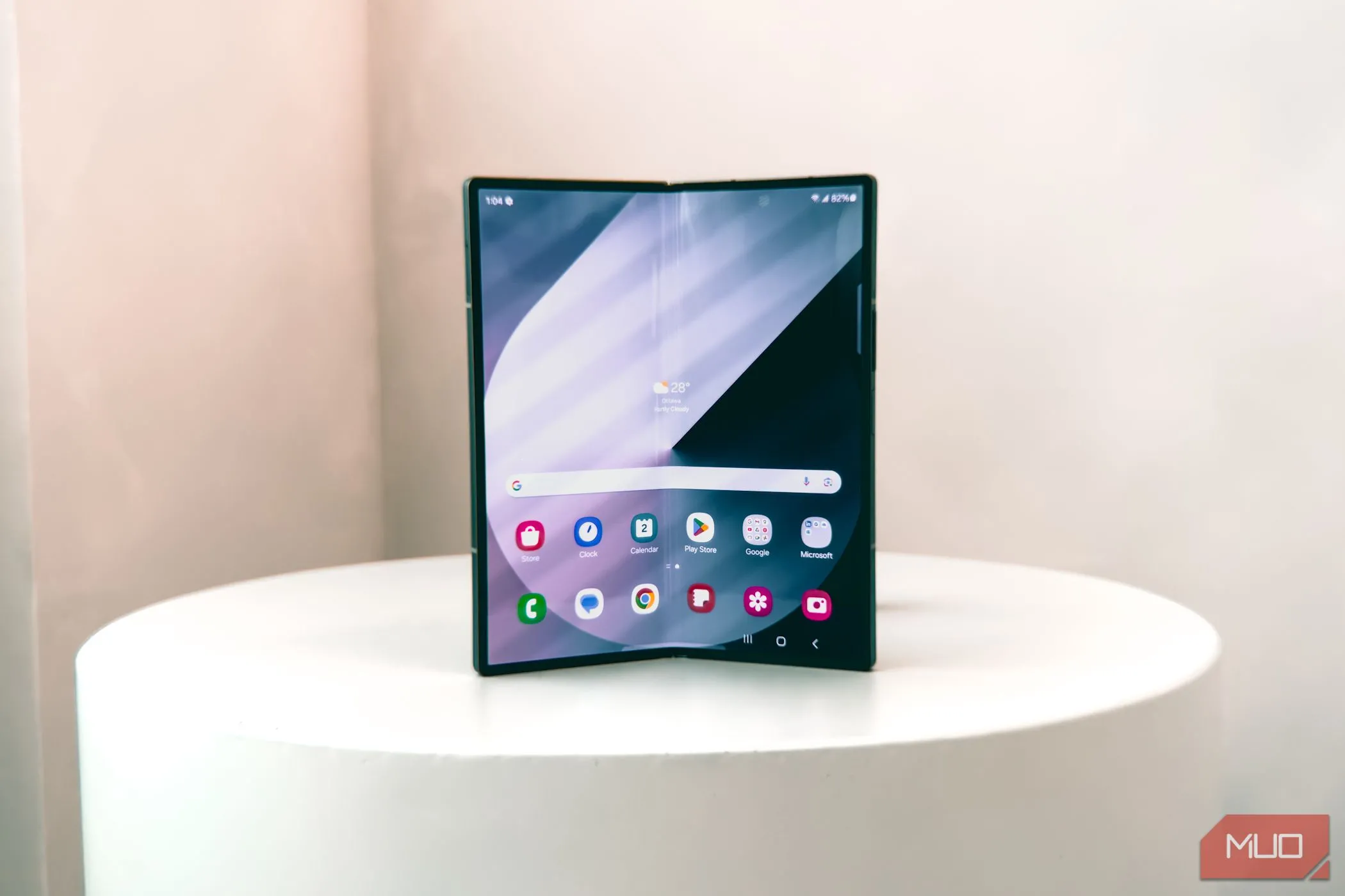 Samsung Galaxy Z Fold 6 mở ra trên bàn trắng, thể hiện khả năng làm việc và giải trí trên màn hình lớn