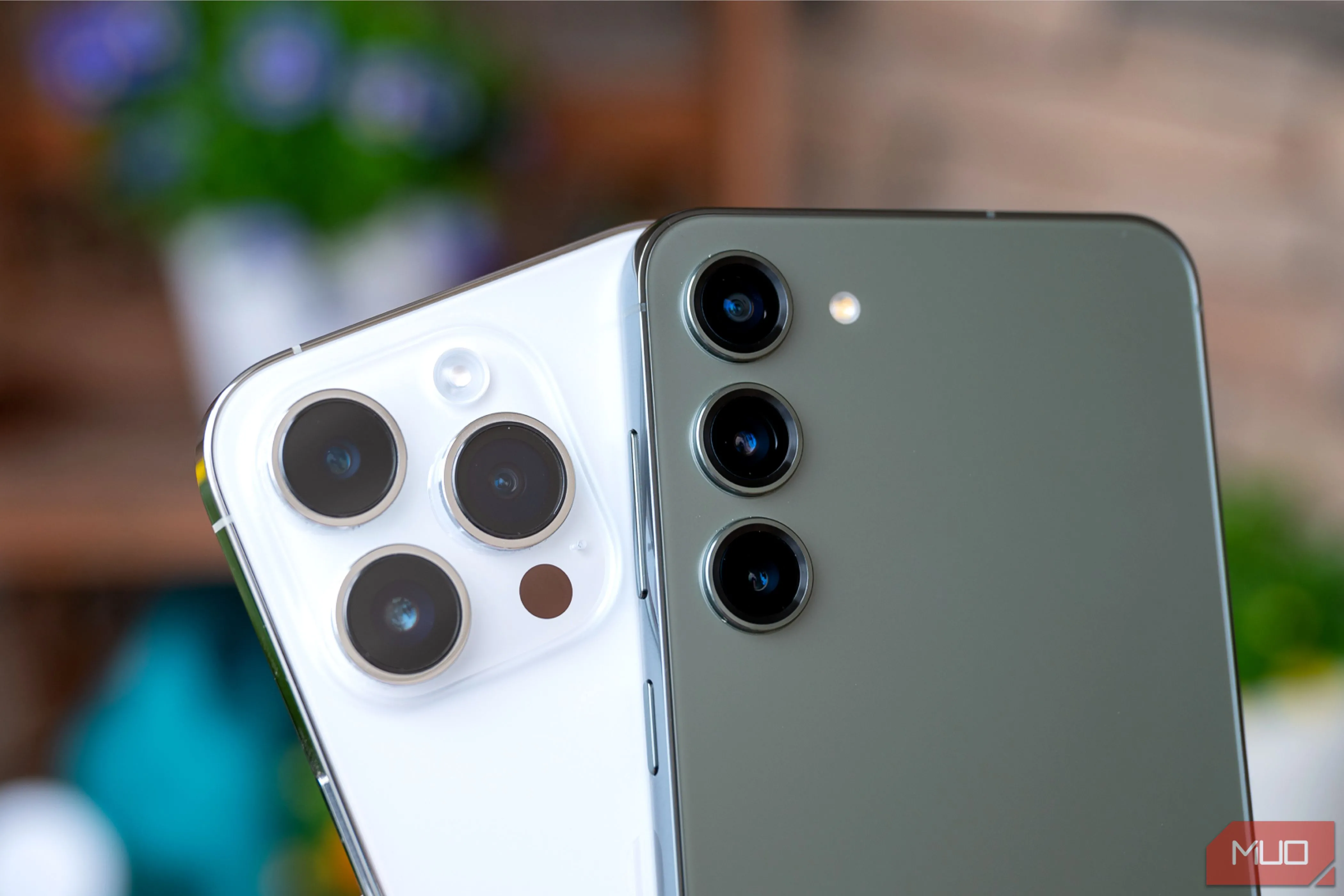 So sánh cụm camera sau của Samsung Galaxy S23+ và Apple iPhone 14 Pro, biểu trưng cho sự khác biệt về trải nghiệm phần mềm và cập nhật