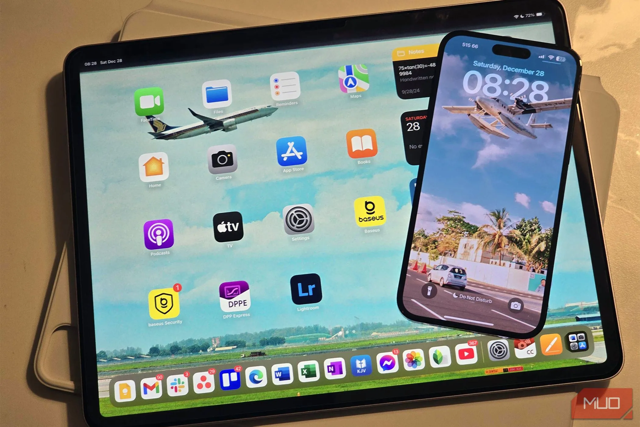 So sánh kích thước màn hình iPad Air 13 inch và iPhone 14 Pro Max