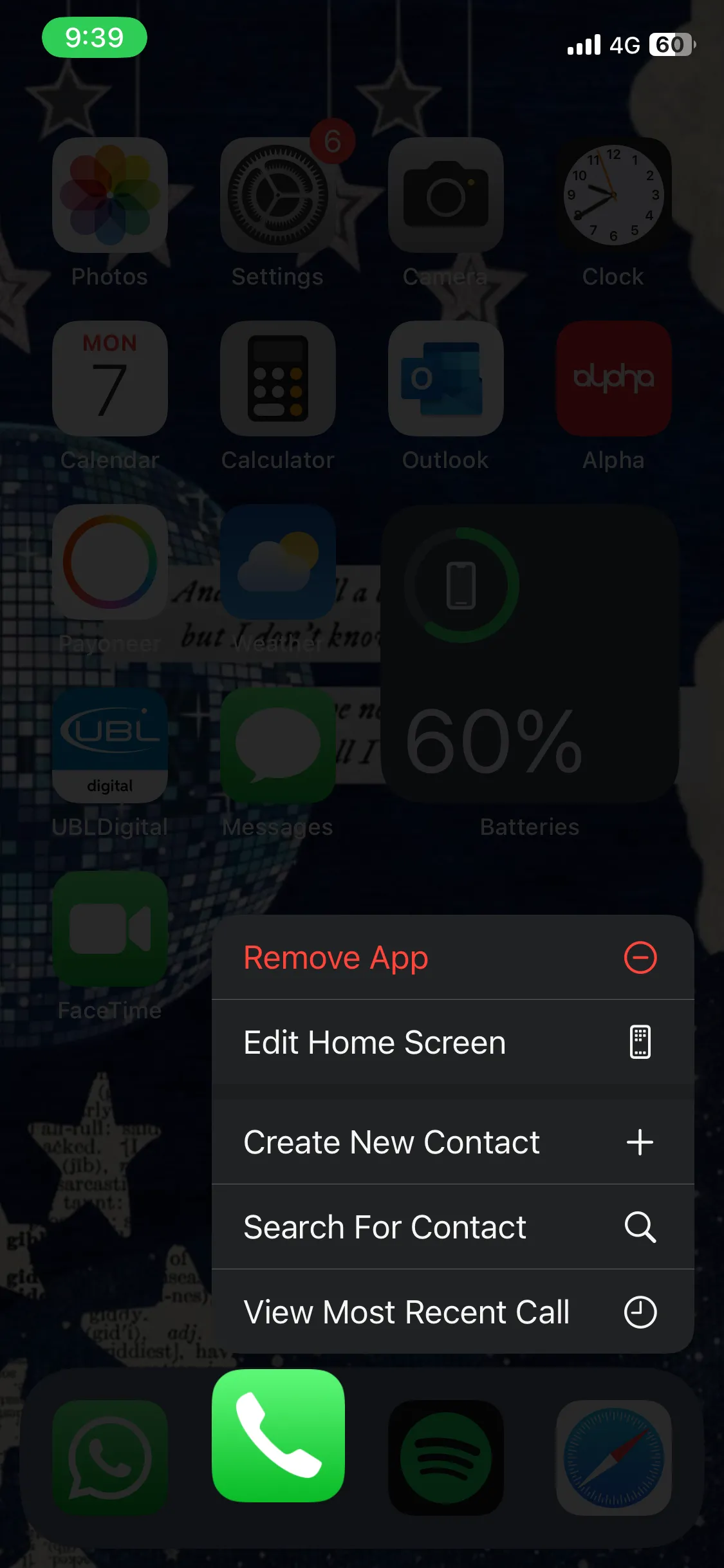 So sánh menu ngữ cảnh ứng dụng Điện thoại trên iPhone, thể hiện sự khác biệt khi bật và tắt cài đặt Giảm độ trong suốt.
