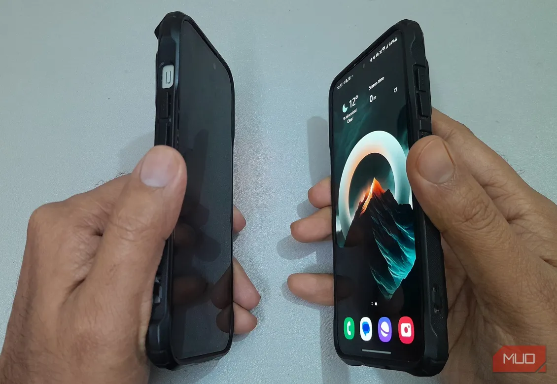 So sánh miếng dán màn hình bảo mật với kính cường lực thông thường cho smartphone.