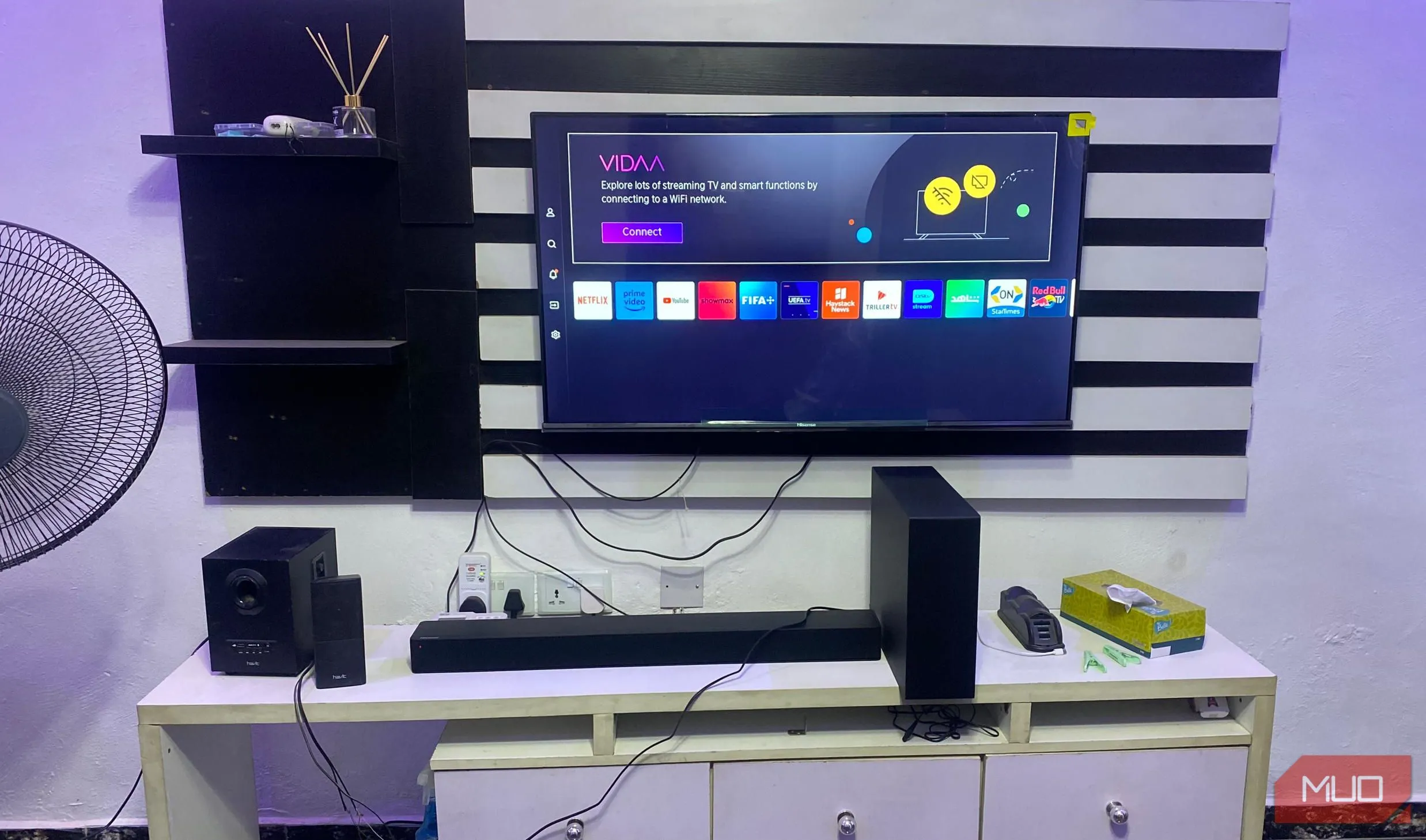 Soundbar Hisense HS2100 và loa siêu trầm đặt dưới TV