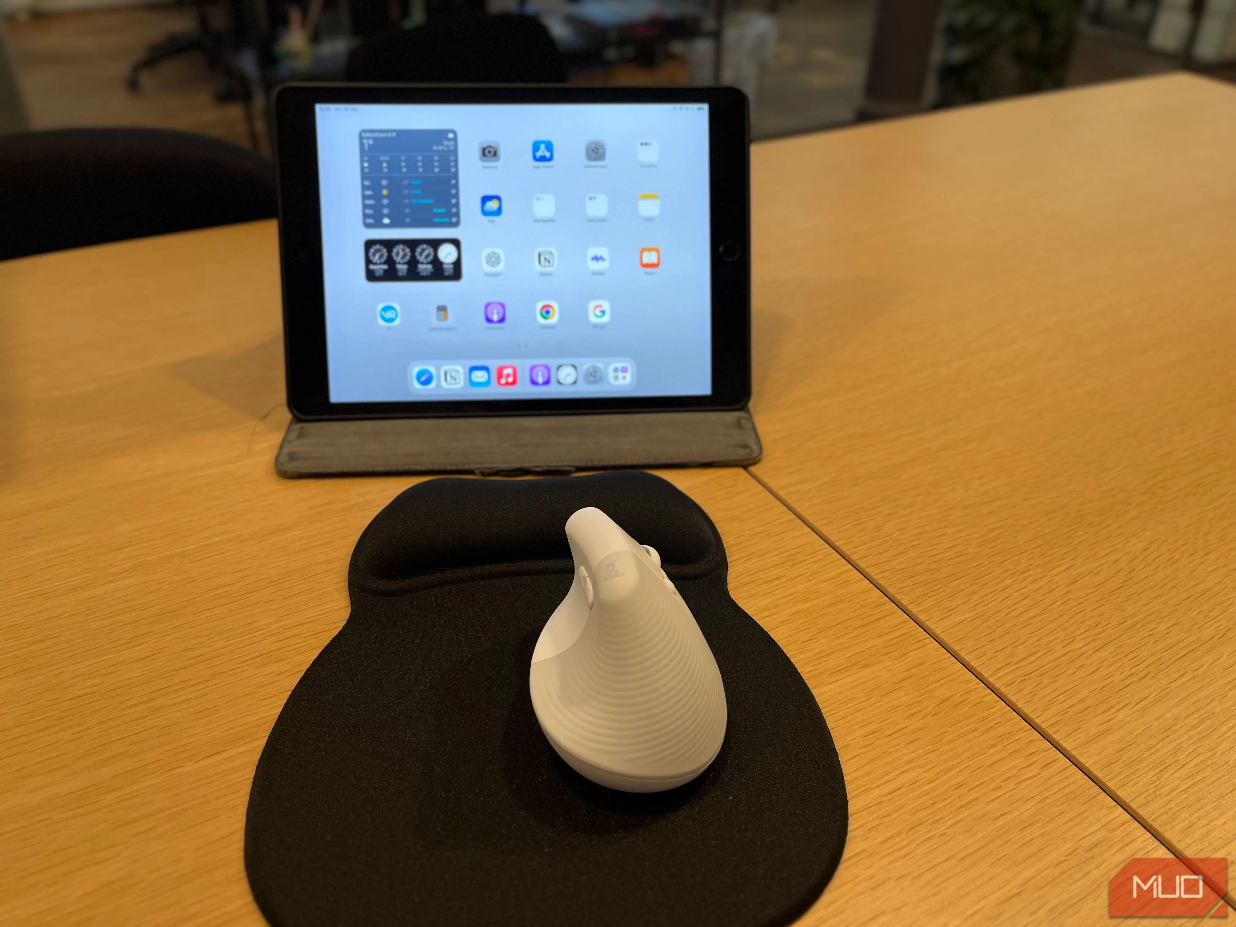 Sử dụng chuột không dây Bluetooth kết nối với iPad Pro, tăng cường hiệu quả làm việc di động