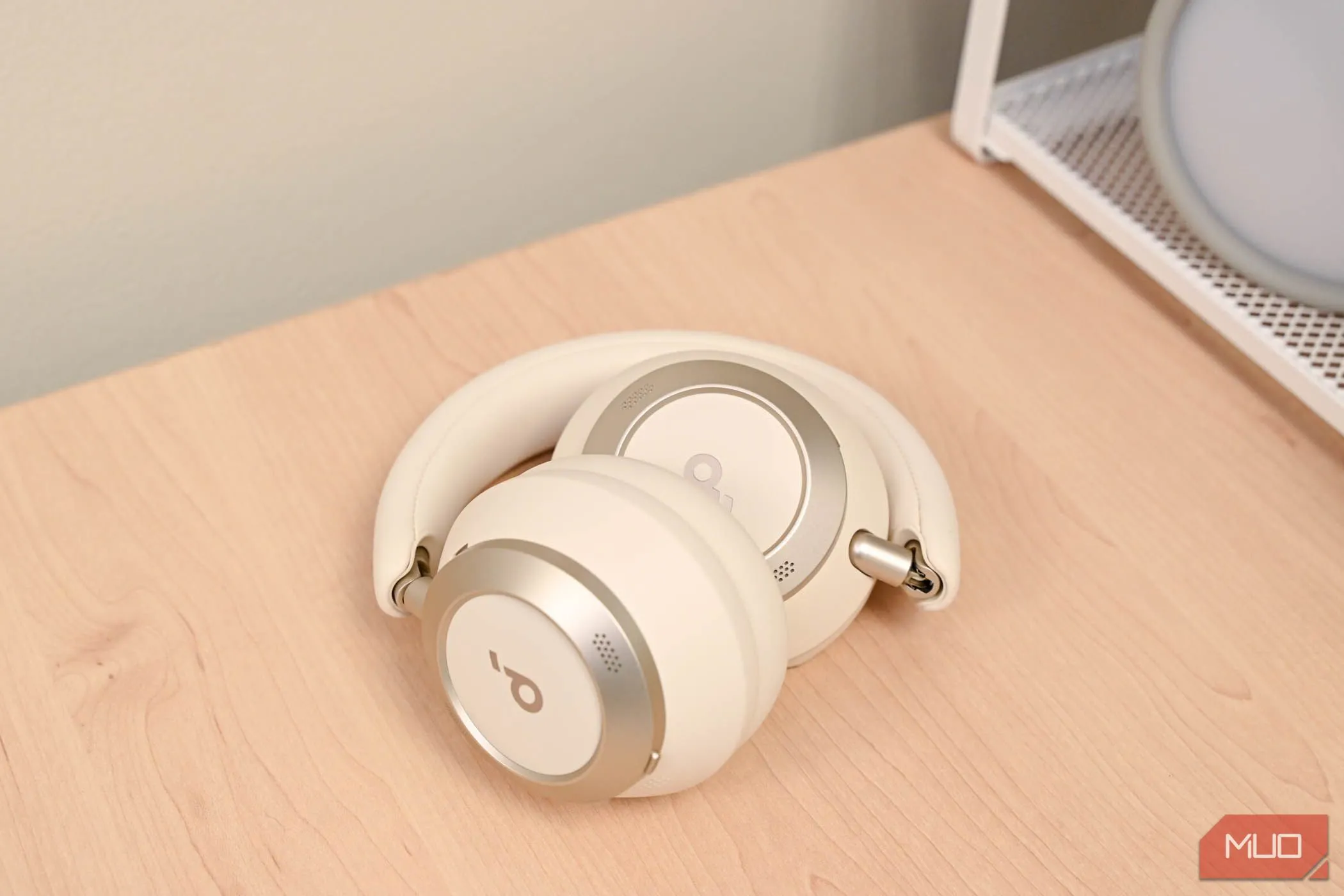 Tai nghe Anker Soundcore Space One Pro gập gọn, thể hiện tính di động và tiện lợi.