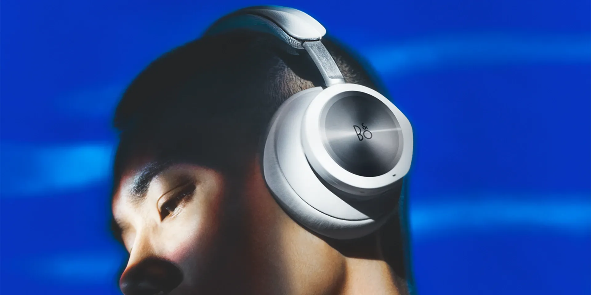 Tai nghe Bang &amp; Olufsen Beoplay Portal màu trắng ngà, thể hiện sự sang trọng, thiết kế tinh tế và chất lượng âm thanh cao cấp.