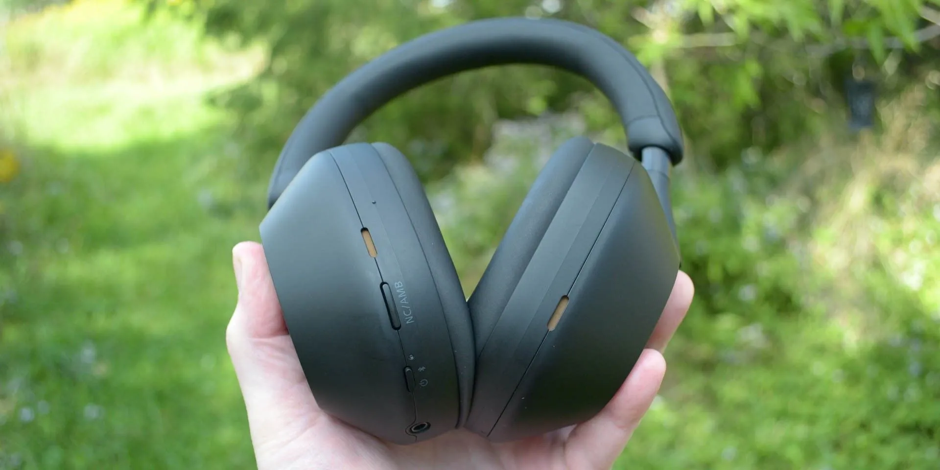 Tai nghe Sony WH-1000XM5 màu đen nằm gọn trong lòng bàn tay, nổi bật công nghệ chống ồn hàng đầu.
