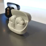 Tai nghe Xiaomi Buds 5 Pro Wi-Fi màu trắng với hộp sạc đang được trưng bày tại sự kiện MWC 2025.
