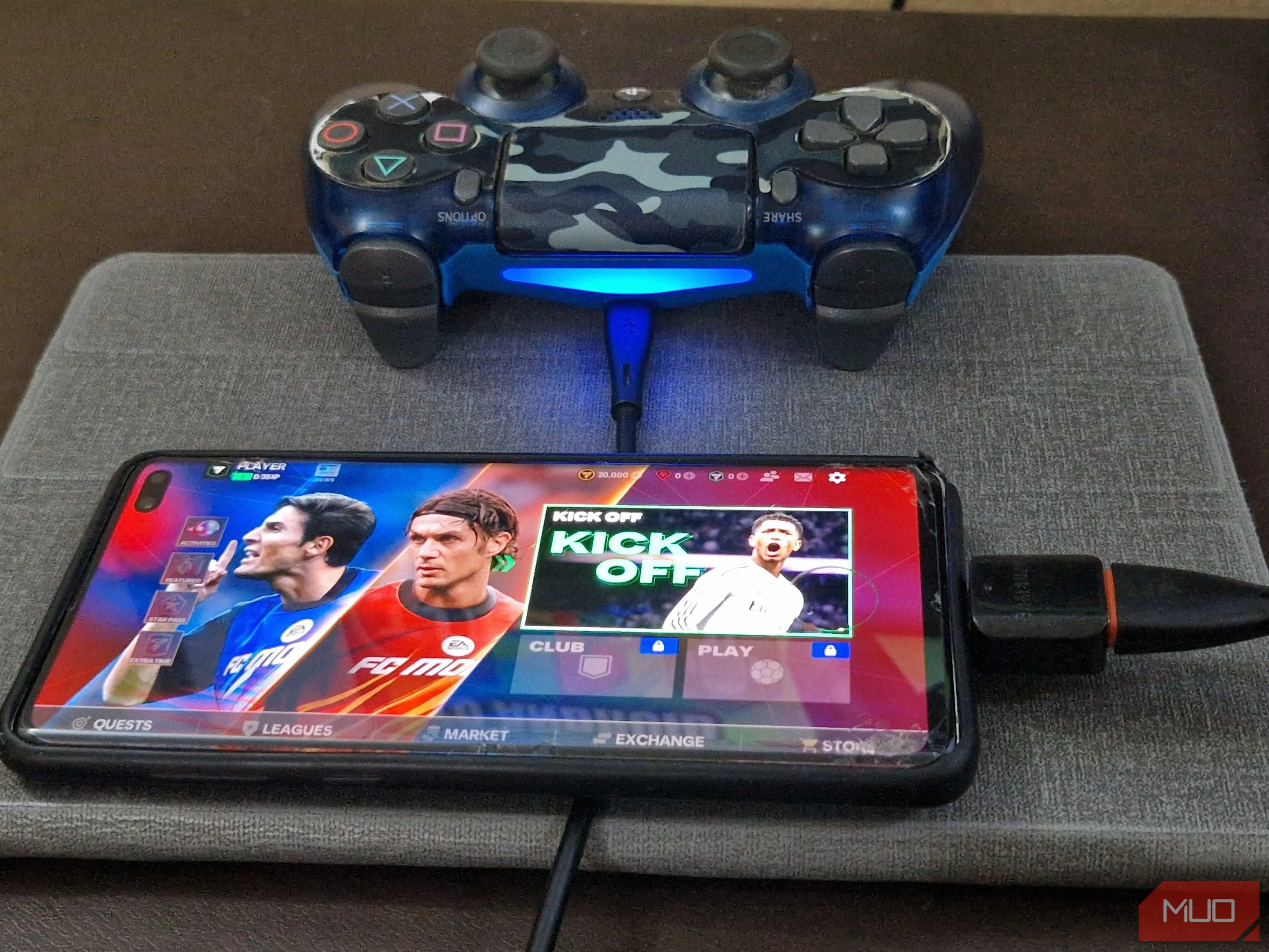 Tay cầm chơi game PS4 kết nối với điện thoại smartphone qua adapter OTG