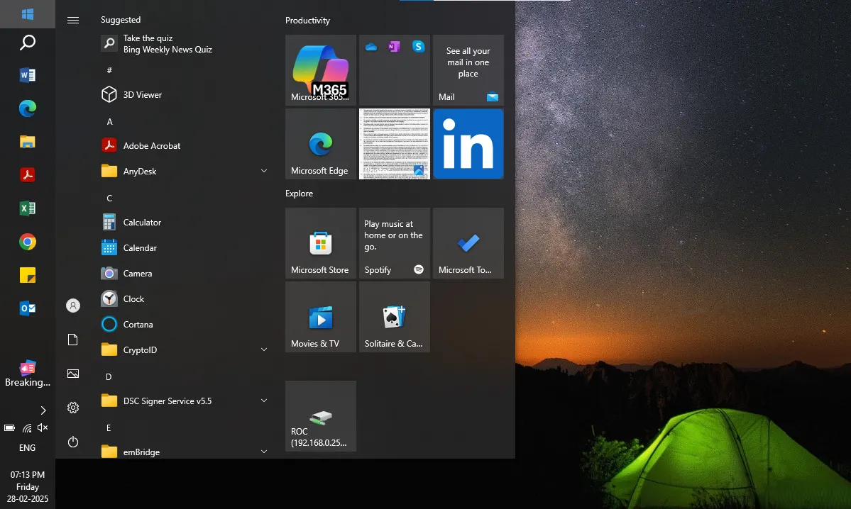 Thanh tác vụ Windows 10 được đặt ở cạnh trái, kèm theo menu Start đang mở hiển thị các ô Live Tiles.