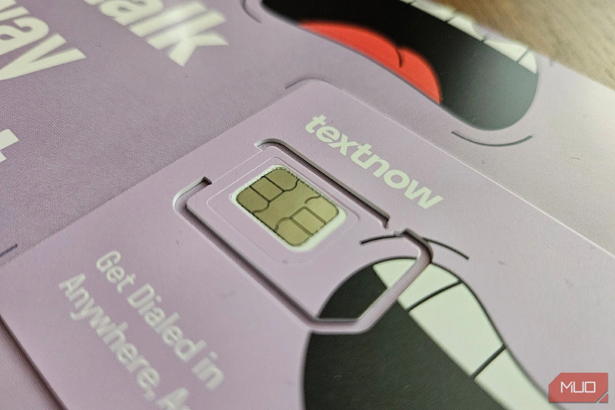 Thẻ SIM của TextNow, thể hiện sự phụ thuộc vào nhà mạng
